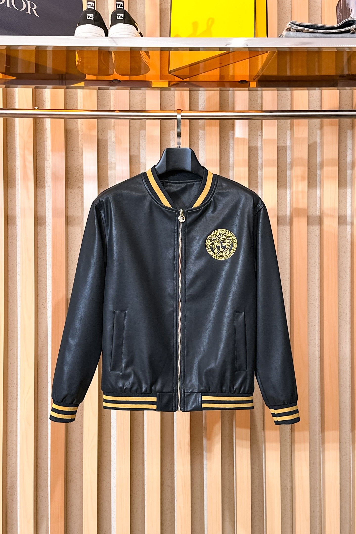 NO:650585,Same style as Versace’s official website, on sale in advance!  2025ss new autumn men's leather jackets, original single three-standard high-end version!  With hidden hood, custom-made fabrics at the counter, highly breathable and comfortable, impeccable details, brand element design concept, reflecting high quality. It feels delicate and soft!  It presents a casual cut and the upper body shape is awesome!  Size M～3XL, maximum wear is 195kg.,,versace,jackets & coats,jackets & coats,leather jacket,hats,alexander wang19860909范思哲 官网同款,提前发售！2025ss开秋新款男士皮衣夹克外套,原单三标齐全高端版本！带隐藏帽,专柜定制面料 透气舒适度高,细节无可挑剔,品牌元素设计理念,体现高品质.手感细腻柔软！呈现休闲裁剪,上身版型超赞！码数M～3XL,最大穿195斤.,,versace,jackets & coats,jackets & coats,leather jacket,hats,alexander wang,Men's clothing