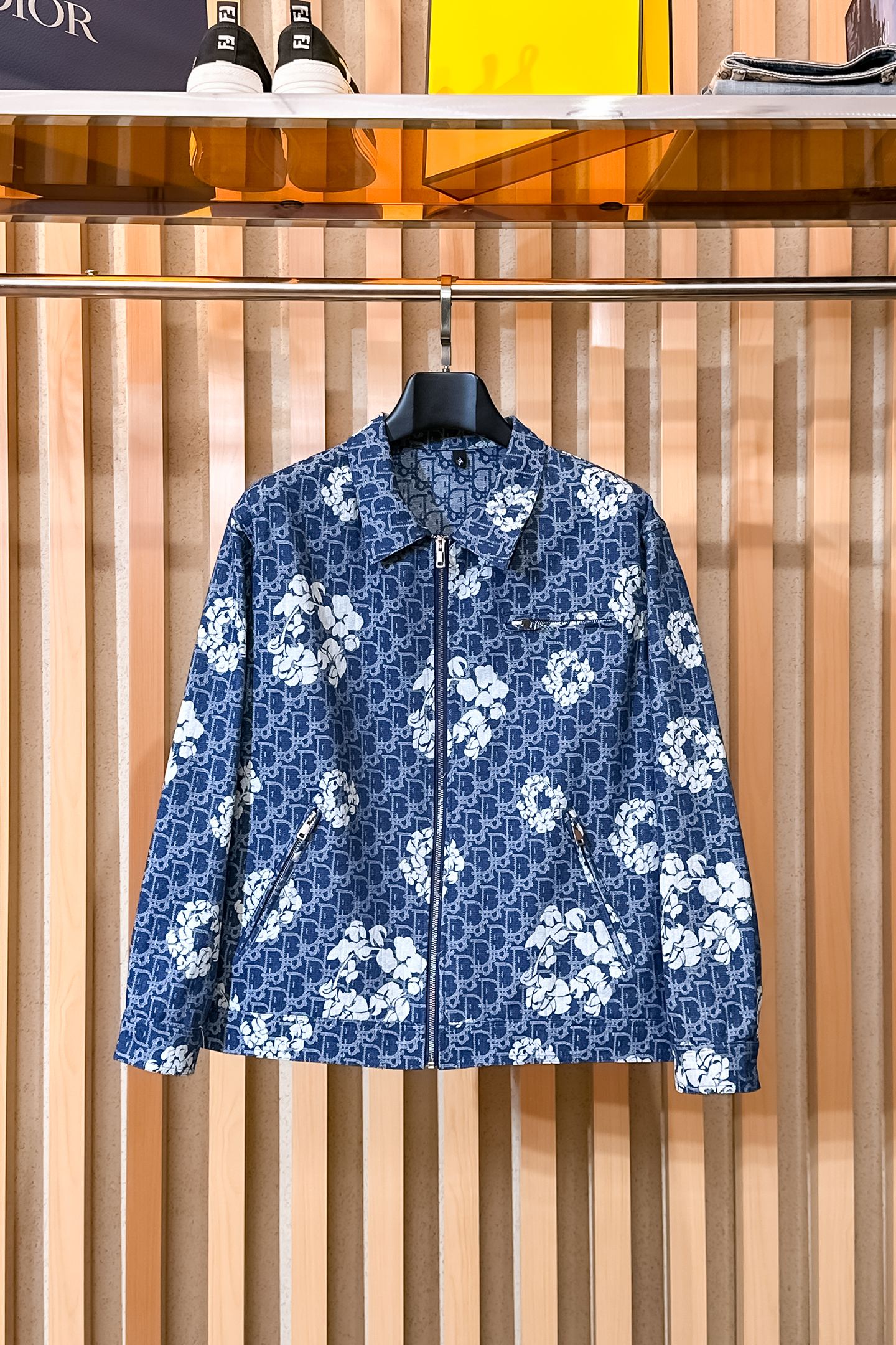 NO:650495,Dior, 2025 new men's casual customized jacket. Put on a simple and capable casual jacket, and instantly return to a fashionable and domineering state, and full of vitality. The most popular zipper design in history, all fabrics need to be customized, full of luxury. The slim tailoring reflects our perfect body shape, which can be easily controlled regardless of fat or thin. Super versatile style, not picky, suitable for different age groups. High street practical wear, spring and summer matching tools, sizes M~3XL, dior, jackets  & coats,jackets & coats,alexander wang19860909迪奥、2025新款男士休闲定制夹克外套.穿上简约干练的休闲外套,瞬间重回时髦霸气,又是活力满满的状态.史前最流行的拉链设计,面料全部需要定制,奢华感十足.修身的剪裁体现出我们完美的体型无论胖瘦都可以轻松驾驭.超百搭款式,不挑身材的款,适合不同年龄段穿着.高街实穿款,春夏搭配利器 尺码M~3XL,,dior,jackets & coats,jackets & coats,alexander wang,Men's clothing