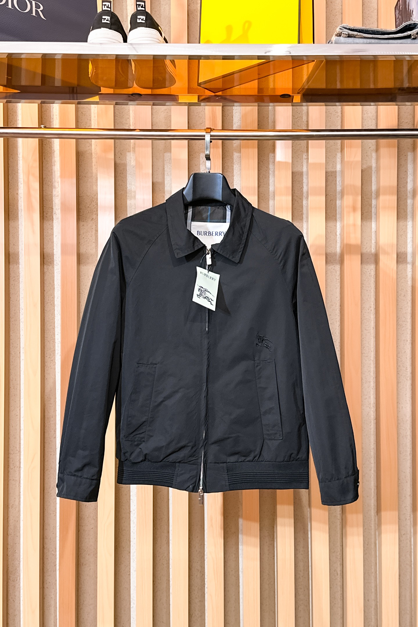 NO:650499,Burberry, 2025 new men's casual customized jackets. Put on a simple and capable casual jacket, and instantly return to a fashionable and domineering state, and full of vitality. The most popular zipper design in history, all fabrics need to be customized, full of luxury. The slim tailoring reflects our perfect body shape, whether fat or thin, it can be easily controlled. Super versatile style, not picky, suitable for different age groups. High street practical wear, a great tool for spring and summer matching  Size M~3XL,,burberry,jackets & coats,jackets & coats,alexander wang19860909巴宝莉、2025新款男士休闲定制夹克外套.穿上简约干练的休闲外套,瞬间重回时髦霸气,又是活力满满的状态.史前最流行的拉链设计,面料全部需要定制,奢华感十足.修身的剪裁体现出我们完美的体型无论胖瘦都可以轻松驾驭.超百搭款式,不挑身材的款,适合不同年龄段穿着.高街实穿款,春夏搭配利器 尺码M~3XL,,burberry,jackets & coats,jackets & coats,alexander wang,Men's clothing