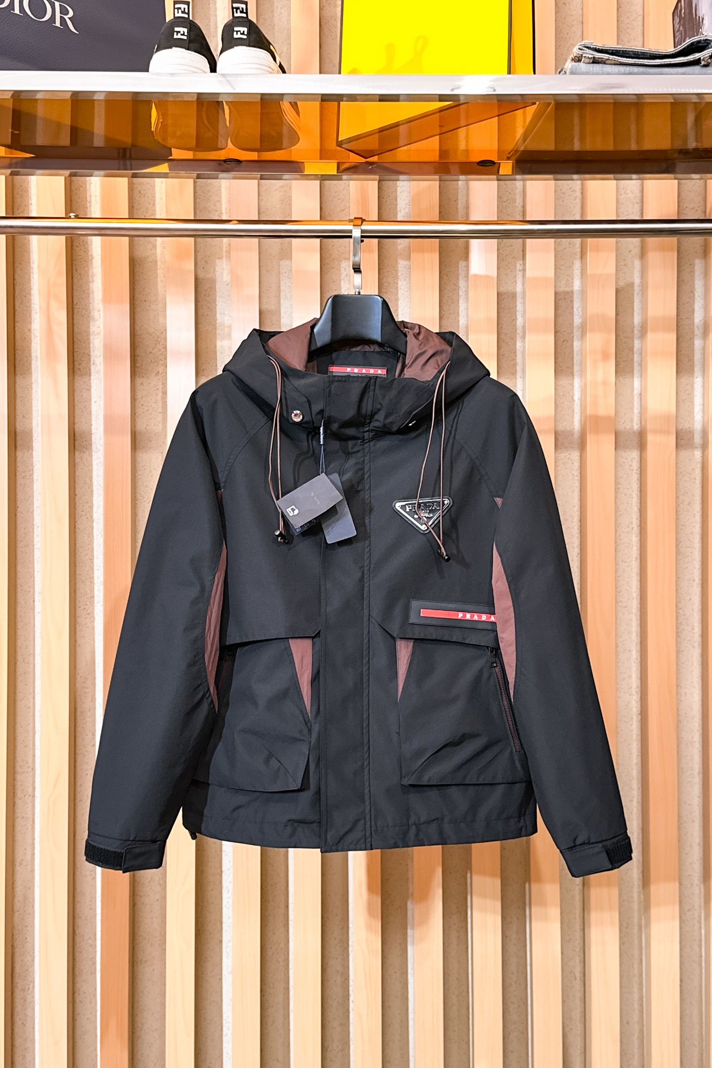 NO:650512,Prada, 2025 new men's casual customized jackets. Put on a simple and capable casual jacket, and instantly return to a fashionable and domineering state, and full of vitality. The most popular zipper design in history, all fabrics need to be customized, full of luxury. The slim tailoring reflects our perfect body shape, which can be easily controlled regardless of whether we are fat or thin. Super versatile style, not picky, suitable for different age groups. High street practical wear, spring and summer matching tools, sizes M~3XL, prada, jackets  & coats,jackets & coats,alexander wang19860909普拉达、2025新款男士休闲定制夹克外套.穿上简约干练的休闲外套,瞬间重回时髦霸气,又是活力满满的状态.史前最流行的拉链设计,面料全部需要定制,奢华感十足.修身的剪裁体现出我们完美的体型无论胖瘦都可以轻松驾驭.超百搭款式,不挑身材的款,适合不同年龄段穿着.高街实穿款,春夏搭配利器 尺码M~3XL,,prada,jackets & coats,jackets & coats,alexander wang,Men's clothing