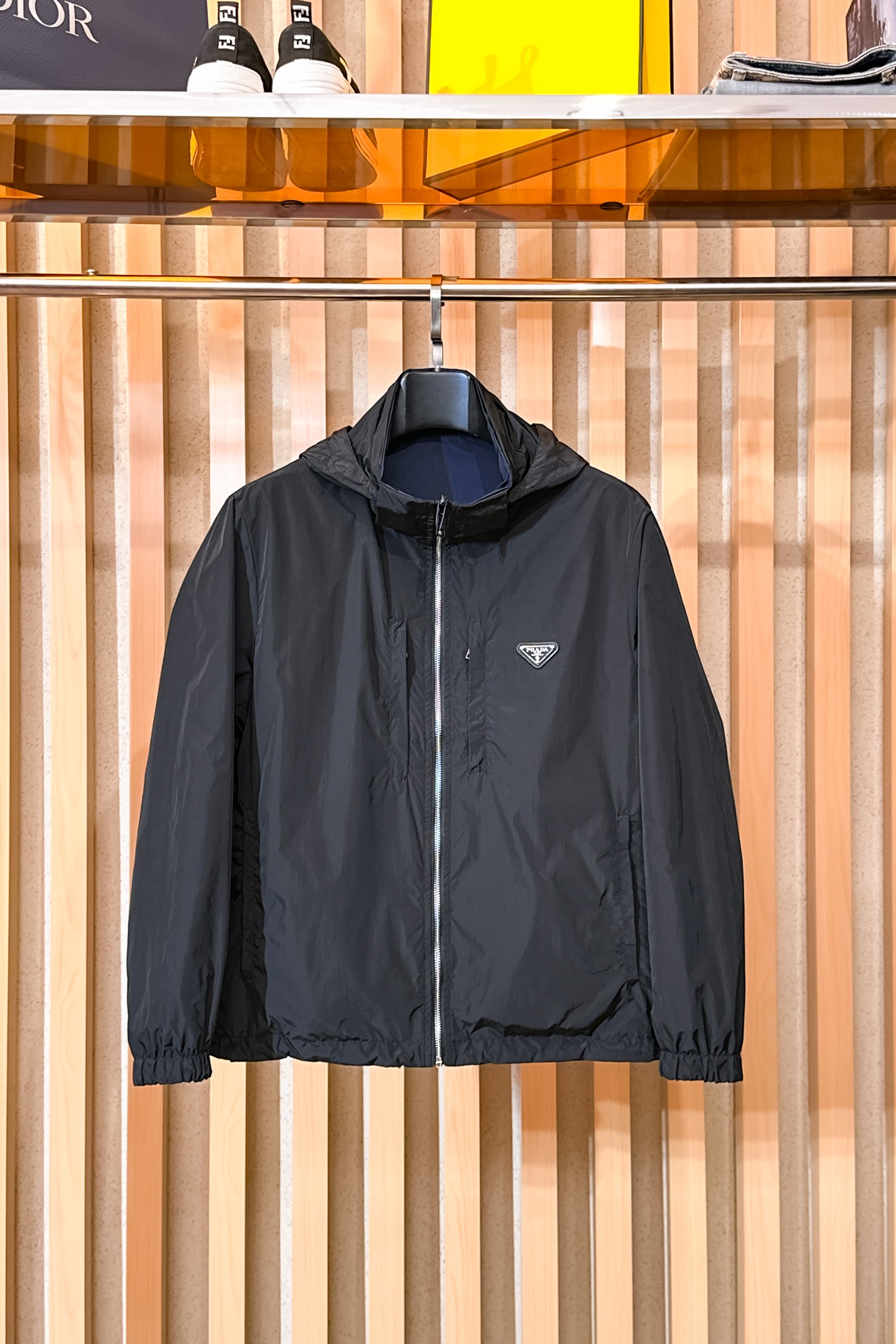 NO:650534,Prada, 2025 new men's casual custom-made reversible jacket. Put on a simple and capable casual jacket, and instantly return to a fashionable and domineering state, and full of vitality. The most popular zipper design in history, all fabrics need to be customized, full of luxury. The slim tailoring reflects our perfect body shape, whether fat or thin, it can be easily controlled. Super versatile style, not picky, suitable for different age groups. High street practical wear, a great tool for spring and summer matching  Size M~3XL,,prada,jackets & coats,jackets & coats,alexander wang19860909普拉达、2025新款男士休闲定制双面穿夹克外套.穿上简约干练的休闲外套,瞬间重回时髦霸气,又是活力满满的状态.史前最流行的拉链设计,面料全部需要定制,奢华感十足.修身的剪裁体现出我们完美的体型无论胖瘦都可以轻松驾驭.超百搭款式,不挑身材的款,适合不同年龄段穿着.高街实穿款,春夏搭配利器 尺码M~3XL,,prada,jackets & coats,jackets & coats,alexander wang,Men's clothing