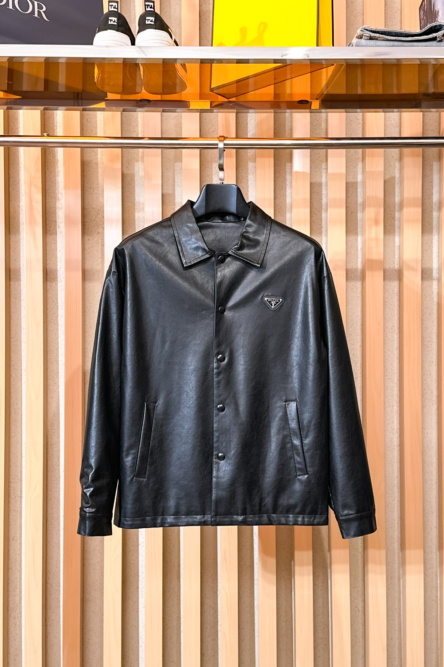 NO:650578,Same style as Prada official website, on sale in advance!  2025ss new autumn men's leather jackets, original single three-standard high-end version!  With hidden hood, custom-made fabrics at the counter, highly breathable and comfortable, impeccable details, brand element design concept, reflecting high quality. It feels delicate and soft!  It presents a casual cut and the upper body shape is awesome!  Size M～3XL, maximum wear is 195kg.,,prada,jackets & coats,jackets & coats,leather jacket,hats,alexander wang19860909普拉达 官网同款,提前发售！2025ss开秋新款男士皮衣夹克外套,原单三标齐全高端版本！带隐藏帽,专柜定制面料 透气舒适度高,细节无可挑剔,品牌元素设计理念,体现高品质.手感细腻柔软！呈现休闲裁剪,上身版型超赞！码数M～3XL,最大穿195斤.,,prada,jackets & coats,jackets & coats,leather jacket,hats,alexander wang,Men's clothing