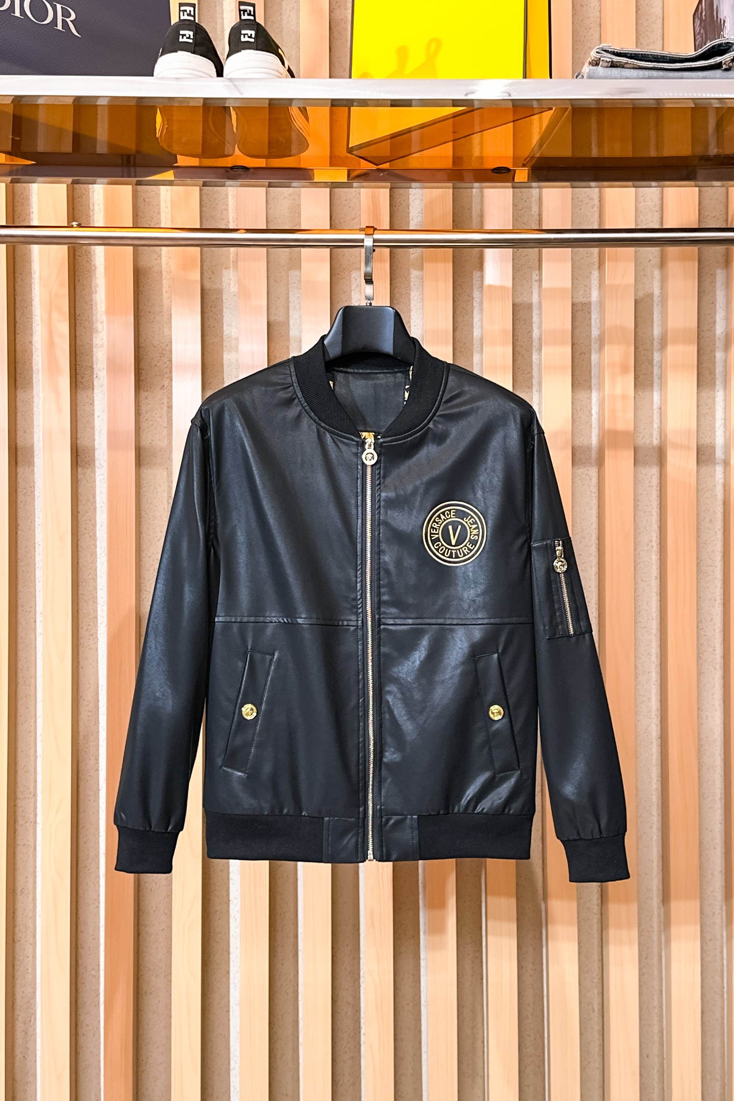 NO:650569,Same style as Versace’s official website, on sale in advance!  2025ss new autumn men's leather jackets, original single three-standard high-end version!  With hidden hood, custom-made fabrics at the counter, highly breathable and comfortable, impeccable details, brand element design concept, reflecting high quality. It feels delicate and soft!  It presents a casual cut and the upper body shape is awesome!  Size M～3XL, maximum wear is 195kg.,,versace,jackets & coats,jackets & coats,leather jacket,hats,alexander wang19860909范思哲 官网同款,提前发售！2025ss开秋新款男士皮衣夹克外套,原单三标齐全高端版本！带隐藏帽,专柜定制面料 透气舒适度高,细节无可挑剔,品牌元素设计理念,体现高品质.手感细腻柔软！呈现休闲裁剪,上身版型超赞！码数M～3XL,最大穿195斤.,,versace,jackets & coats,jackets & coats,leather jacket,hats,alexander wang,Men's clothing