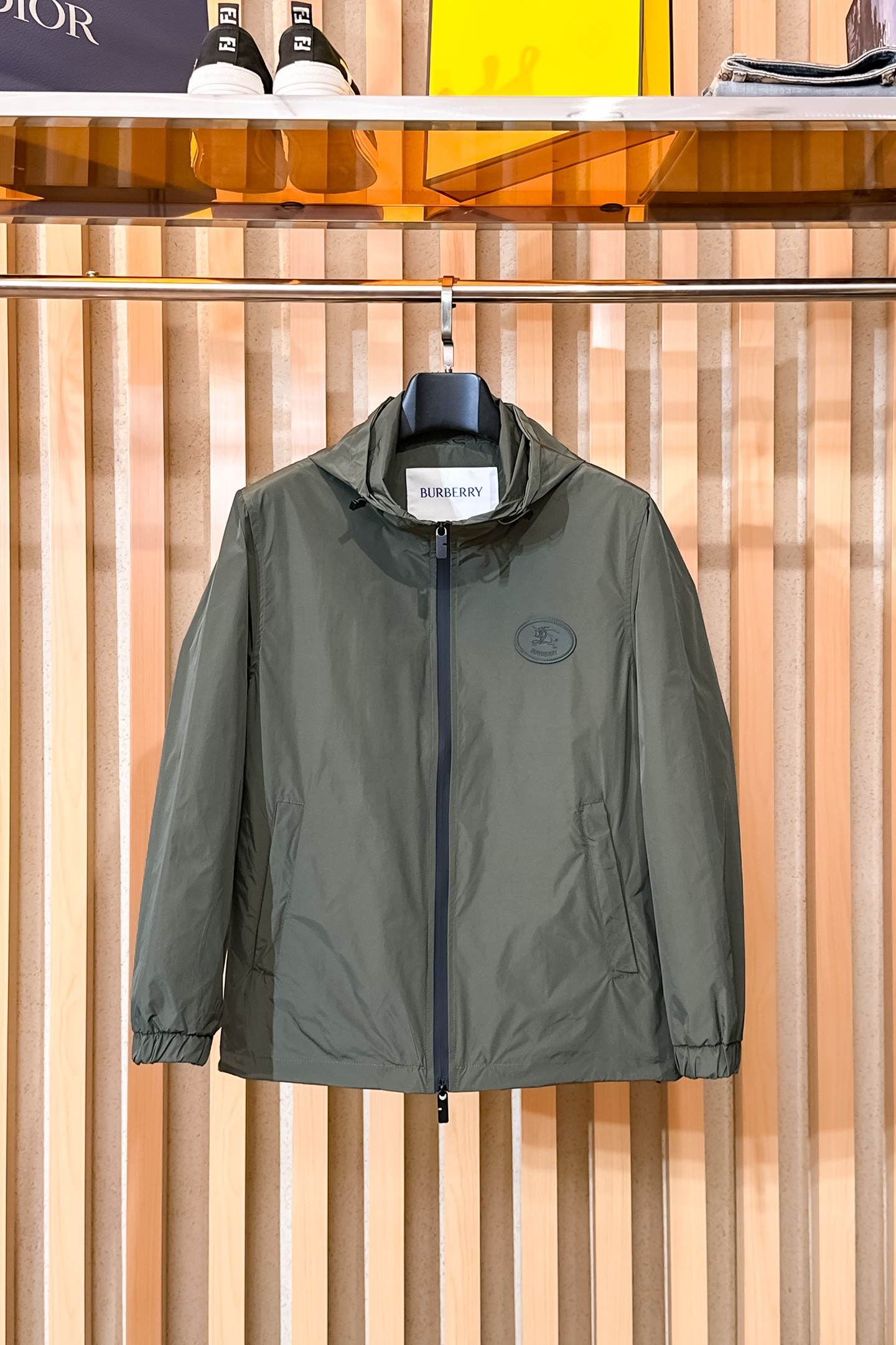 NO:650551,Burberry, 2025 new men's casual customized jackets. Put on a simple and capable casual jacket, and instantly return to a fashionable and domineering state, and full of vitality. The most popular zipper design in history, all fabrics need to be customized, full of luxury. The slim tailoring reflects our perfect body shape, whether fat or thin, it can be easily controlled. Super versatile style, not picky, suitable for different age groups. High street practical wear, a great tool for spring and summer matching  Size M~3XL,,burberry,jackets & coats,jackets & coats,alexander wang19860909巴宝莉、2025新款男士休闲定制夹克外套.穿上简约干练的休闲外套,瞬间重回时髦霸气,又是活力满满的状态.史前最流行的拉链设计,面料全部需要定制,奢华感十足.修身的剪裁体现出我们完美的体型无论胖瘦都可以轻松驾驭.超百搭款式,不挑身材的款,适合不同年龄段穿着.高街实穿款,春夏搭配利器 尺码M~3XL,,burberry,jackets & coats,jackets & coats,alexander wang,Men's clothing