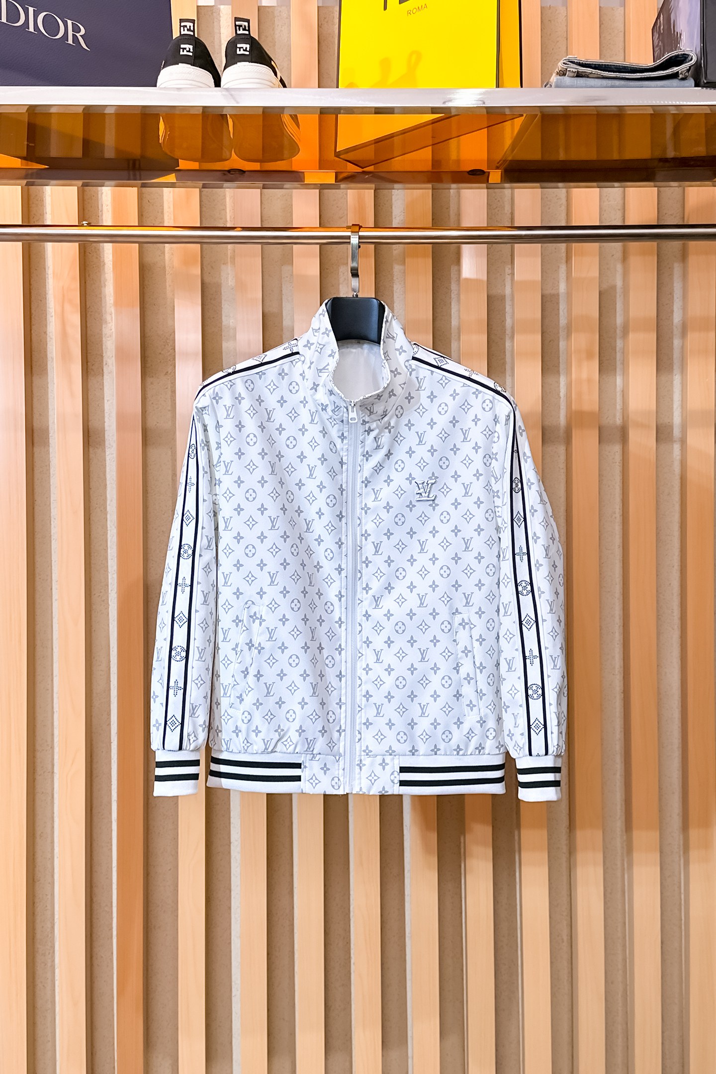 NO:650560,LV, 2025 new men's casual customized jackets. Put on a simple and capable casual jacket, and instantly return to a fashionable and domineering state, and full of vitality. The most popular zipper design in history, all fabrics need to be customized, full of luxury. The slim tailoring reflects our perfect body shape and can be easily controlled regardless of whether we are fat or thin. Super versatile style, not picky, suitable for different age groups. High-street practical wear, spring and summer matching tools, sizes M~3XL, Louis  vuitton,jackets & coats,jackets & coats,alexander wang19860909LV、2025新款男士休闲定制夹克外套.穿上简约干练的休闲外套,瞬间重回时髦霸气,又是活力满满的状态.史前最流行的拉链设计,面料全部需要定制,奢华感十足.修身的剪裁体现出我们完美的体型无论胖瘦都可以轻松驾驭.超百搭款式,不挑身材的款,适合不同年龄段穿着.高街实穿款,春夏搭配利器 尺码M~3XL,,louis vuitton,jackets & coats,jackets & coats,alexander wang,Men's clothing