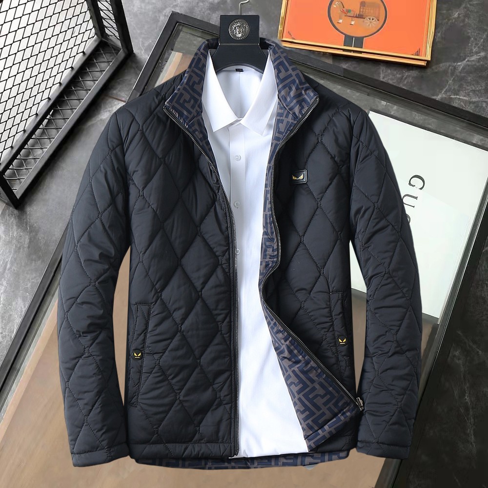 NO:595262,Fendi's three-standard complete 2025ss winter new down jacket is a double-sided jacket. The new product on the show is in perfect condition. It is comfortable and warm, and the color is full and attractive. It has a very outstanding design and can easily advance the sense of fashion. The workmanship is extremely sophisticated and rigorous, and the wiring is neat and meticulous!  A masterpiece from a famous designer!  The upper body does not look bloated and is super handsome!  Available sizes M ~ XXXL,,fendi,jackets & coats,down jacket,alexander wang19860909芬迪 三标齐全 2025ss冬季新款羽绒棉服双面穿外套,秀场新品品相非常完美,舒适保暖,色泽饱满诱人,非常出彩的设计,轻松将时髦感进阶,做工极为考究严谨,走线工整细致！大牌设计师巨作！上身不显臃肿、超级帅气！现货码数M ～ XXXL,,fendi,jackets & coats,down jacket,alexander wang,Men's clothing