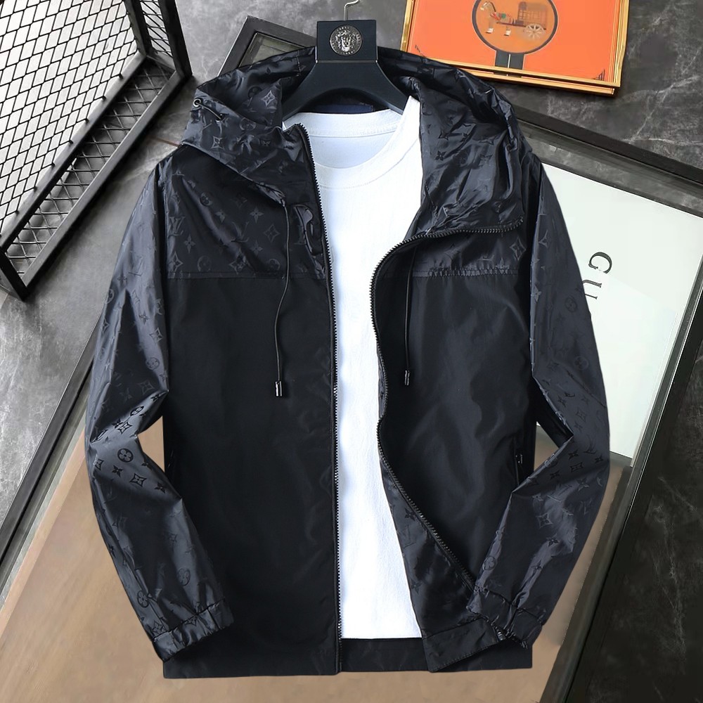NO:595220,Same style as on LV official website, on sale in advance!  2025ss new autumn men's jacket, original single three-standard high-end version!  With hidden hood, custom-made fabrics at the counter, highly breathable and comfortable, impeccable details, brand element design concept, reflecting high quality. It feels delicate and soft!  It presents a casual cut and the upper body shape is awesome!  Size M～3XL, maximum wear is 195kg.,,louis vuitton,jackets & coats,jackets & coats,hats,alexander wang19860909LV 官网同款,提前发售！2025ss开 秋新款男士夹克外套,原单三标齐全高端版本！带隐藏帽,专柜定制面料 透气舒适度高,细节无可挑剔,品牌元素设计理念,体现高品质.手感细腻柔软！呈现休闲裁剪,上身版型超赞！码数M～3XL,最大穿195斤.,,louis vuitton,jackets & coats,jackets & coats,hats,alexander wang,Men's clothing