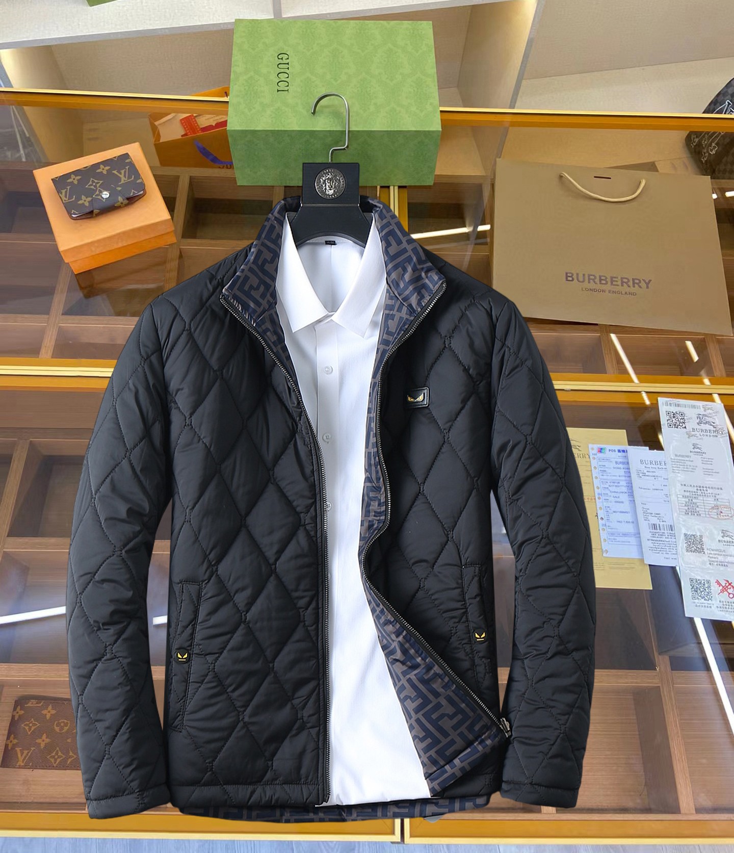 NO:629781,Fendi's 2025ss new winter down double-sided cotton jacket with three complete standards. The new product on the show is in perfect condition. It is comfortable and warm, and the color is full and attractive. The design is very outstanding, and it can easily enhance the fashion sense. The workmanship is extremely sophisticated and rigorous, and the wiring is neat and meticulous!  A masterpiece from a famous designer!  The upper body does not look bloated and is super handsome!  Available sizes M ~ XXXL,,fendi,jackets & coats,down jacket,alexander wang19860909芬迪 三标齐全 2025ss冬季新款羽绒双面穿棉服外套,秀场新品品相非常完美,舒适保暖,色泽饱满诱人,非常出彩的设计,轻松将时髦感进阶,做工极为考究严谨,走线工整细致！大牌设计师巨作！上身不显臃肿、超级帅气！现货码数M ～ XXXL,,fendi,jackets & coats,down jacket,alexander wang,Men's clothing