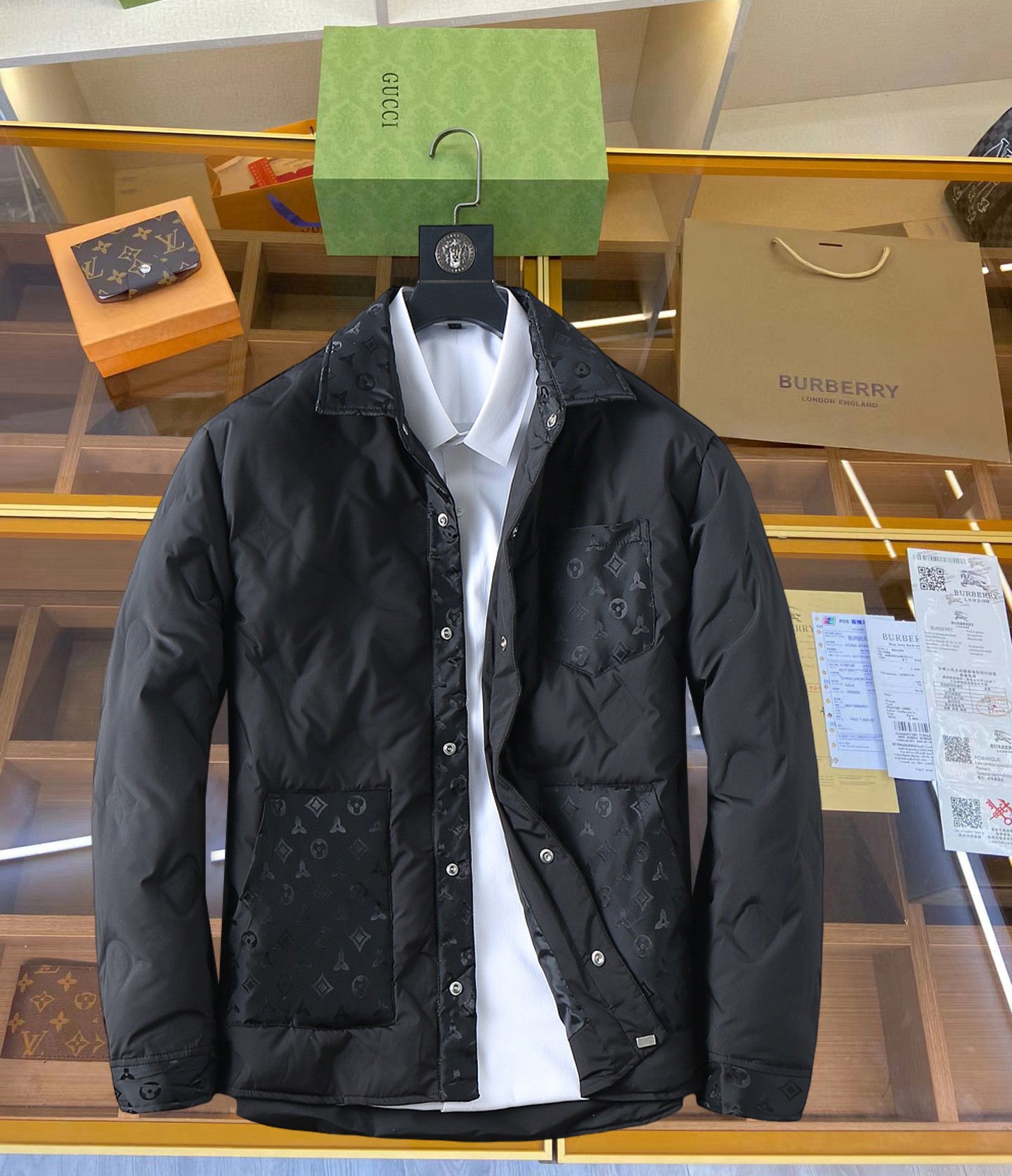 NO:629775,LV three-standard complete 2025ss winter new down jacket, the new product on the show is in perfect condition, comfortable and warm, the color is full and attractive, the design is very outstanding, it can easily enhance the fashion sense, the workmanship is extremely sophisticated and rigorous, and the wiring is neat and meticulous!  A masterpiece from a famous designer!  The upper body does not look bloated and is super handsome!  Available sizes M ~ XXXL,,louis vuitton,jackets & coats,down jacket,alexander wang19860909LV 三标齐全 2025ss冬季新款羽绒棉服外套,秀场新品品相非常完美,舒适保暖,色泽饱满诱人,非常出彩的设计,轻松将时髦感进阶,做工极为考究严谨,走线工整细致！大牌设计师巨作！上身不显臃肿、超级帅气！现货码数M ～ XXXL,,louis vuitton,jackets & coats,down jacket,alexander wang,Men's clothing