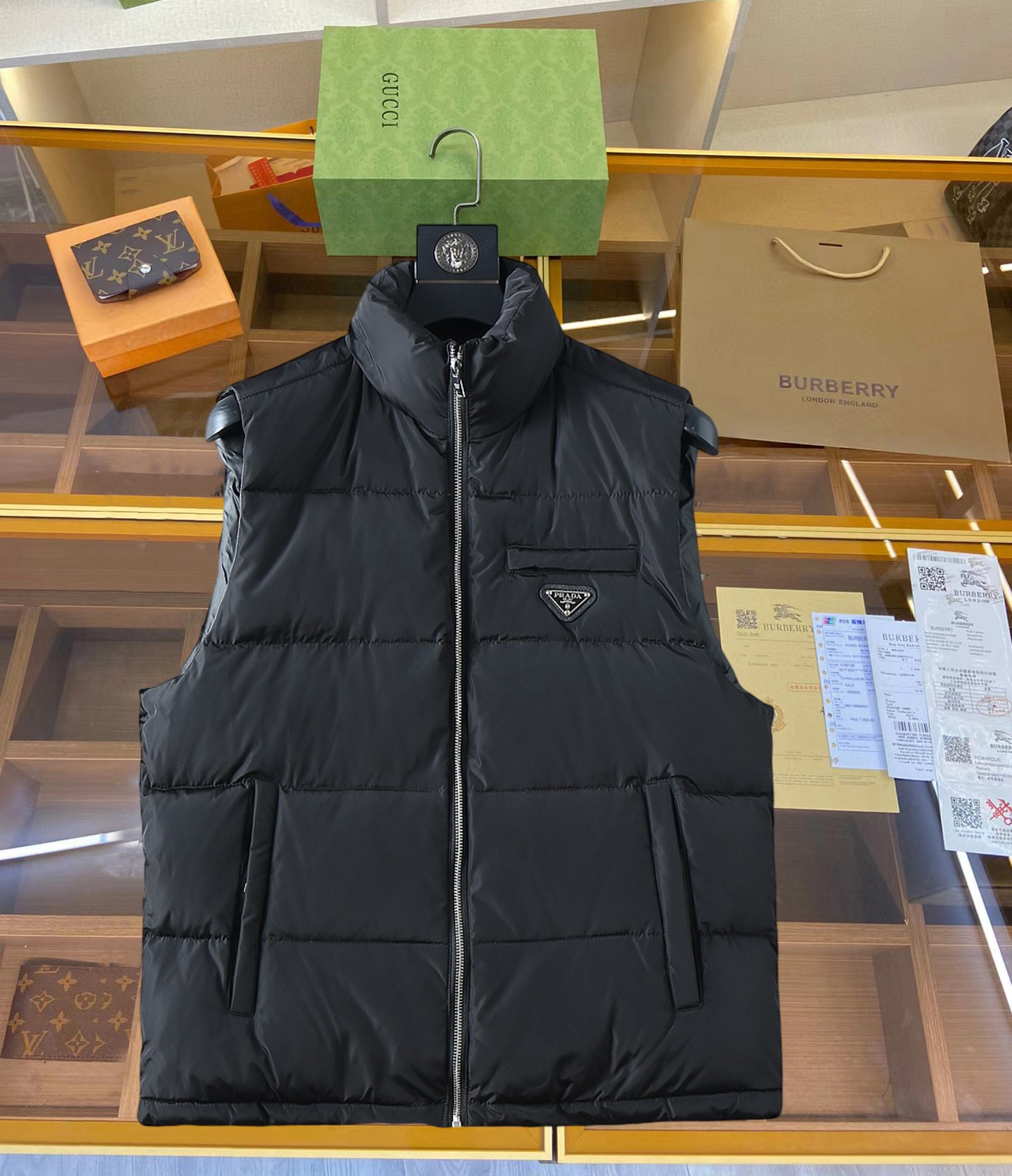 NO:629786,Prada 2025FW down vest, a must-have item for fashionistas!  Advanced customization: The highest standard 90 white goose down, the ingredients are tested, and the first-class thermal performance. Double-layer gallbladder cloth inside to ensure that the goose down will not drill out. Customized high-density waterproof nylon fabric. High-end texture and durability. The quality can reach the purchase level. Super versatile, the upper body effect is great!  Size M~3XL,,prada,down jacket,alexander wang19860909普拉达 2025FW羽绒马甲 潮人必备单品！高级定制 最高标准90白鹅绒,成分支持检测,一流保暖性能.内里双层胆布,以保证鹅绒不会钻出,定制高密度防水尼龙面料.高端质感及耐用性.品质可达代购级别. 超级百搭,上身效果超赞！ 尺码M~3XL,,prada,down jacket,alexander wang,Men's clothing