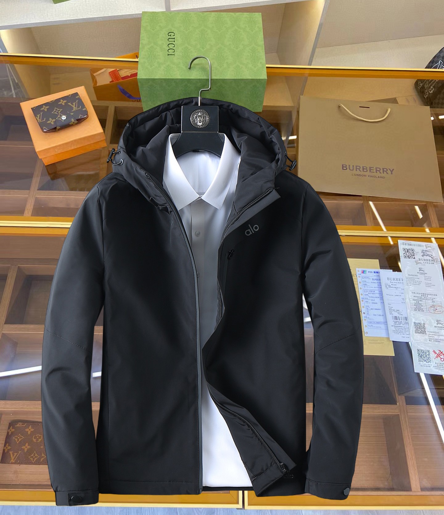 NO:629769,alo's 2025ss new winter down jacket with all three standards, the new product on the show is in perfect condition, comfortable and warm, the color is full and attractive, the design is very outstanding, it can easily enhance the fashion sense, the workmanship is extremely sophisticated and rigorous, and the wiring is neat and meticulous!  A masterpiece from a famous designer!  The upper body does not look bloated and is super handsome!  Available sizes M ~ XXXL,,jackets & coats,down jacket,alexander wang19860909alo 三标齐全 2025ss冬季新款羽绒棉服外套,秀场新品品相非常完美,舒适保暖,色泽饱满诱人,非常出彩的设计,轻松将时髦感进阶,做工极为考究严谨,走线工整细致！大牌设计师巨作！上身不显臃肿、超级帅气！现货码数M ～ XXXL,,jackets & coats,down jacket,alexander wang,Men's clothing