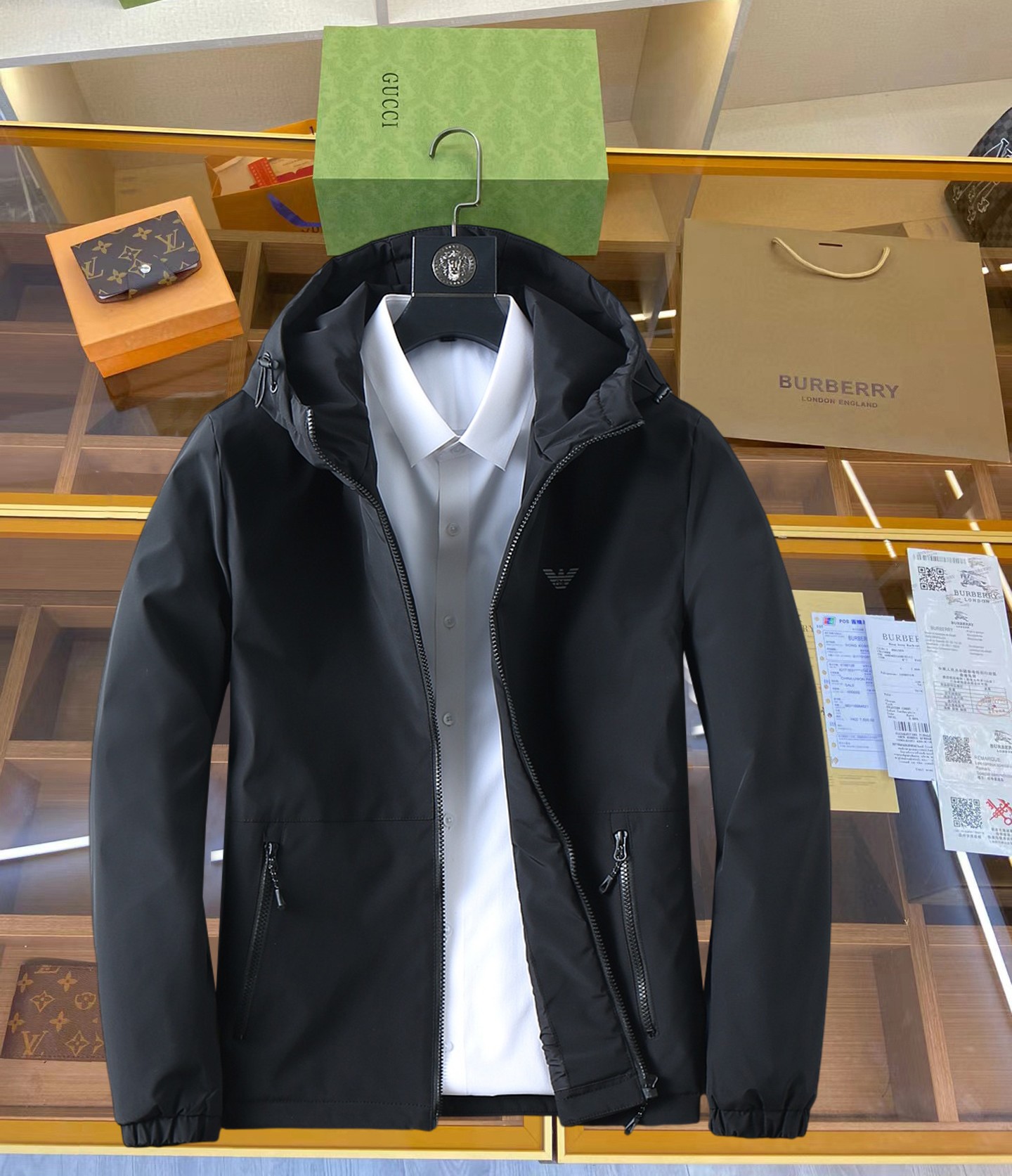 NO:629763,Armani's 2025ss new winter down jacket with three complete standards, the new product on the show is in perfect condition, comfortable and warm, the color is full and attractive, the design is very outstanding, it can easily enhance the sense of fashion, the workmanship is extremely sophisticated and rigorous, and the wiring is neat and meticulous!  A masterpiece from a famous designer!  The upper body does not look bloated and is super handsome!  Available sizes M ~ XXXL,,armani,jackets & coats,down jacket,alexander wang19860909阿玛尼 三标齐全 2025ss冬季新款羽绒棉服外套,秀场新品品相非常完美,舒适保暖,色泽饱满诱人,非常出彩的设计,轻松将时髦感进阶,做工极为考究严谨,走线工整细致！大牌设计师巨作！上身不显臃肿、超级帅气！现货码数M ～ XXXL,,armani,jackets & coats,down jacket,alexander wang,Men's clothing