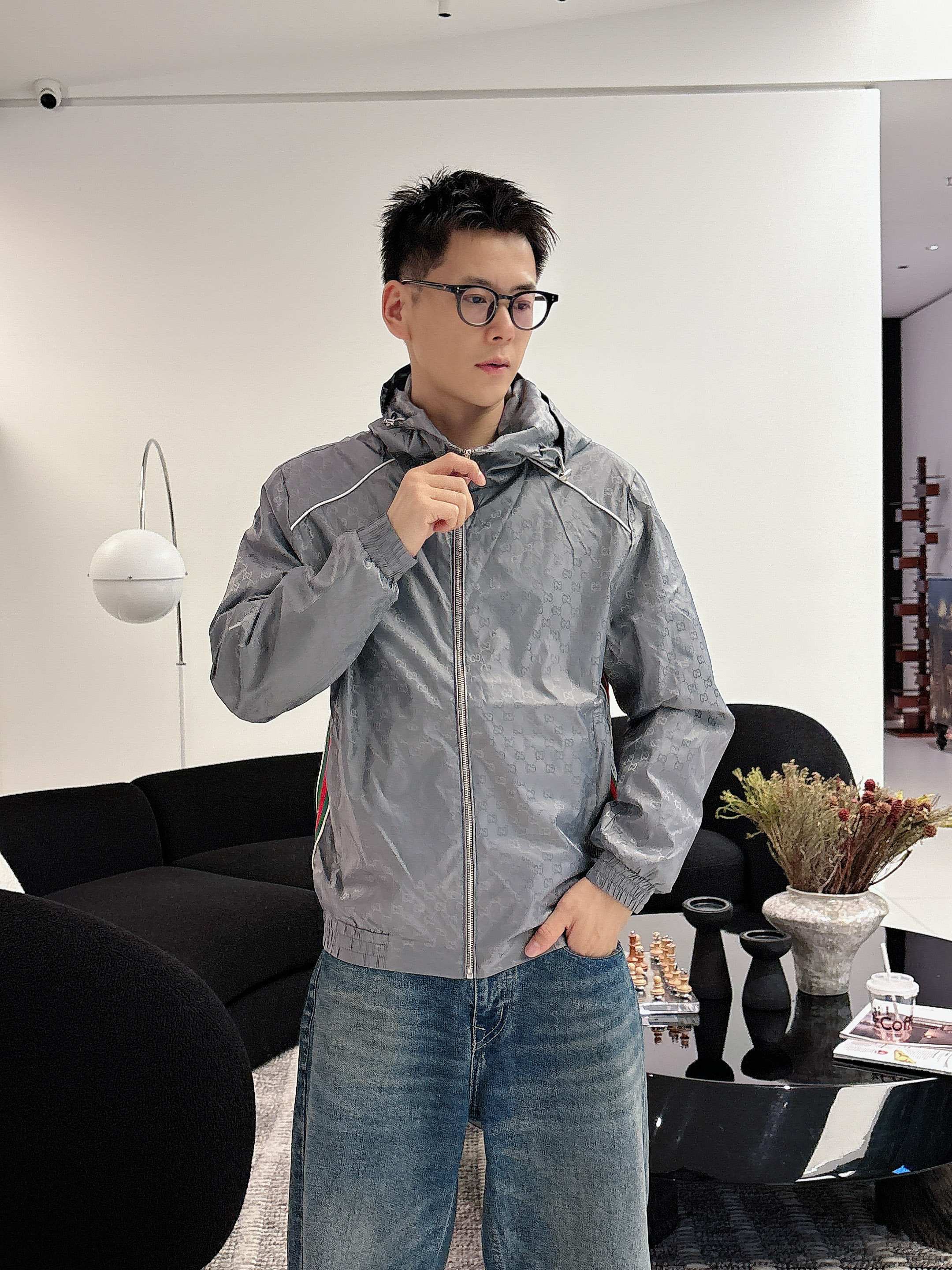 NO:745471,Same style as Gucci official website, on sale in advance!  2026ss new spring men's jackets, original high-end version with three standards!  With hidden hood, custom-made fabrics at the counter, highly breathable and comfortable, impeccable details, brand element design concept, reflecting high quality. It feels delicate and soft!  It presents a casual cut and the upper body shape is awesome!  Size M～3XL, maximum wearing capacity is 195 catties.,,jackets & coats,jackets & coats,hats,19860909古奇 官网同款,提前发售！2026ss开春新款男士夹克外套,原单三标齐全高端版本！带隐藏帽,专柜定制面料 透气舒适度高,细节无可挑剔,品牌元素设计理念,体现高品质.手感细腻柔软！呈现休闲裁剪,上身版型超赞！码数M～3XL,最大穿195斤.,,jackets & coats,jackets & coats,hats,,Men's clothing