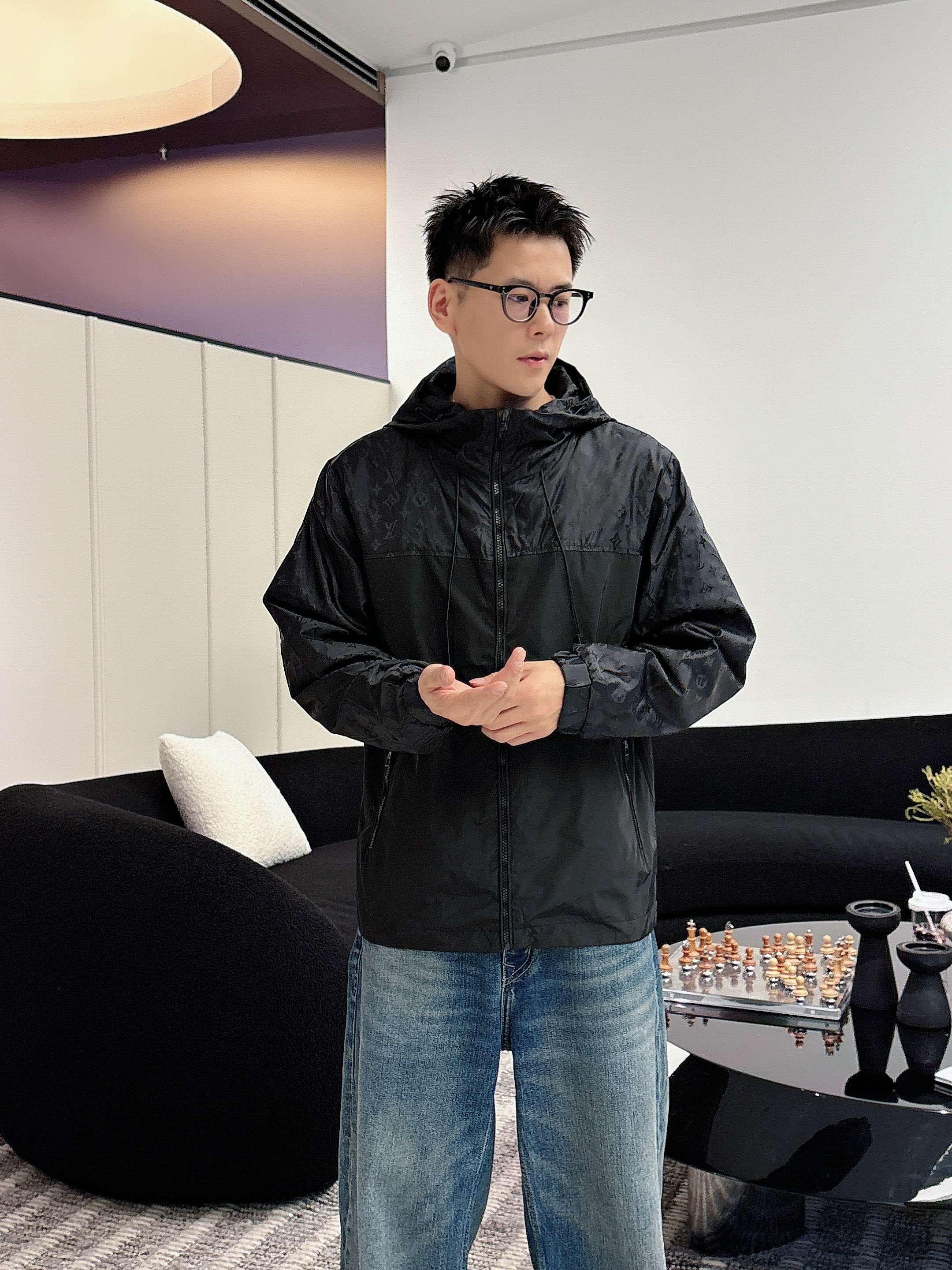 NO:745467,Same style as on LV official website, on sale in advance!  2026ss new spring men's jackets, original high-end version with three standards!  With hidden hood, custom-made fabrics at the counter, highly breathable and comfortable, impeccable details, brand element design concept, reflecting high quality. It feels delicate and soft!  It presents a casual cut and the upper body shape is awesome!  Size M～3XL, maximum wear is 195kg.,,louis vuitton,jackets & coats,jackets & coats,hats,19860909LV 官网同款,提前发售！2026ss开春新款男士夹克外套,原单三标齐全高端版本！带隐藏帽,专柜定制面料 透气舒适度高,细节无可挑剔,品牌元素设计理念,体现高品质.手感细腻柔软！呈现休闲裁剪,上身版型超赞！码数M～3XL,最大穿195斤.,,louis vuitton,jackets & coats,jackets & coats,hats,,Men's clothing