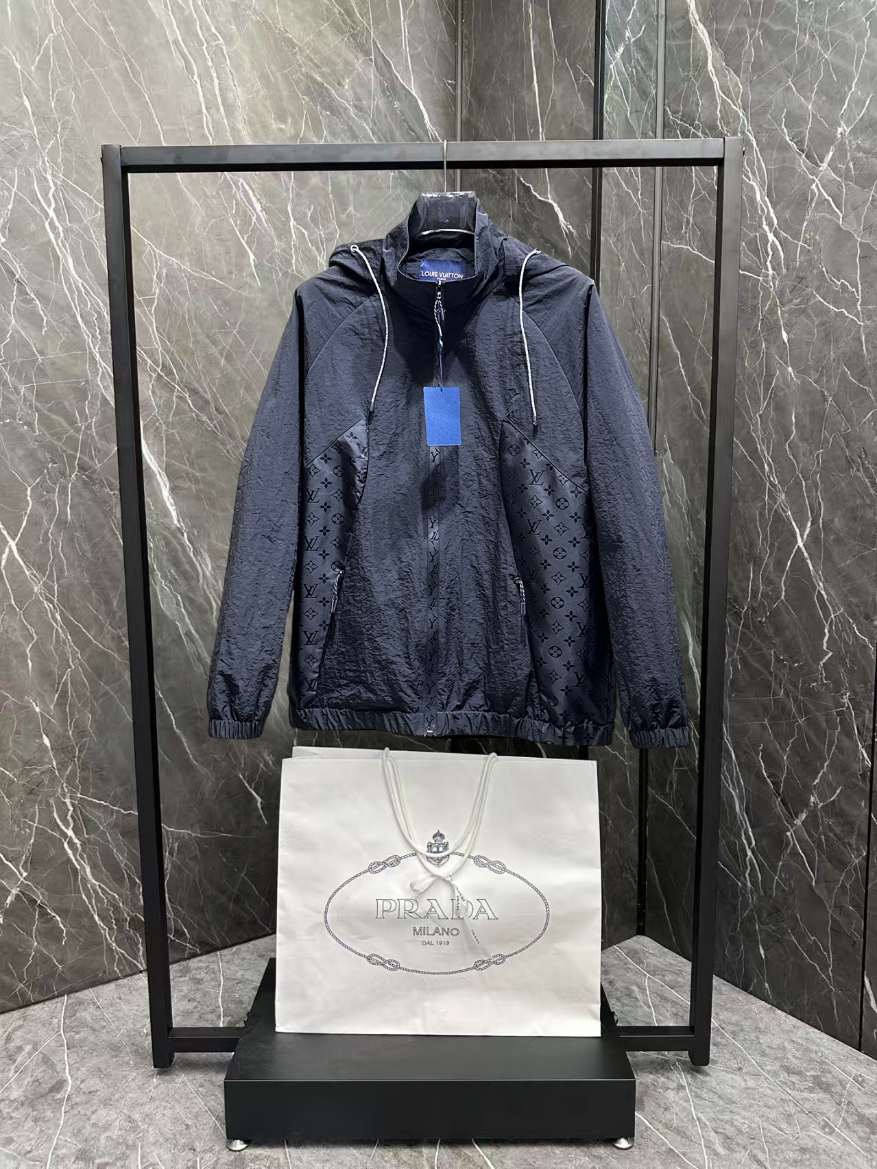 NO:876401,Same style as LV official website, complete with three labels, sold in advance. 2026ss new spring men's jacket, high-end version with complete three labels of the original order. Custom-made fabrics at the counter. Highly breathable and comfortable, impeccable details, brand element design concept, reflecting high quality. Delicate and soft feel. Casual tailoring, excellent upper body size. Size M～3XL, maximum wearing capacity is 195 catties. Louis vuitton, jackets & coats,jackets & coats,19860909LV官网同款,三标齐全,提前发售 2026ss开春新款男士夹克外套,原单三标齐全高端版本 专柜定制面料 透气舒适度高,细节无可挑剔,品牌元素设计理念,体现高品质.手感细腻柔软 呈现休闲裁剪,上身版型超赞 码数M～3XL,最大穿195斤,,louis vuitton,jackets & coats,jackets & coats,,Men's clothing