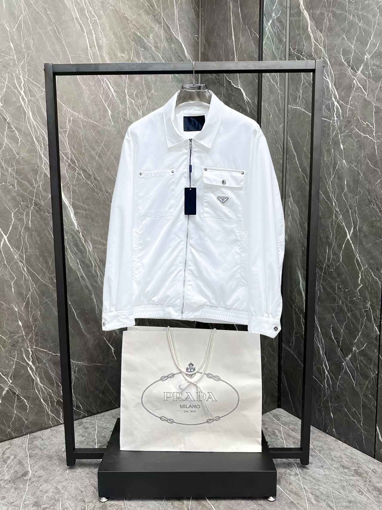 NO:876408,The same style as Prada's official website, complete with three labels, on sale in advance. 2026ss new spring men's jacket, high-end version with complete three labels from the original order. Custom-made fabrics at the counter. Highly breathable and comfortable, impeccable details, brand element design concept, reflecting high quality. Delicate and soft feel. Casual tailoring, excellent upper body size. Size M~3XL, maximum wearing capacity is 195 catties., prada, jackets & coats, jackets & coats,19860909普拉达 官网同款,三标齐全,提前发售 2026ss开春新款男士夹克外套,原单三标齐全高端版本 专柜定制面料 透气舒适度高,细节无可挑剔,品牌元素设计理念,体现高品质.手感细腻柔软 呈现休闲裁剪,上身版型超赞 码数M～3XL,最大穿195斤,,prada,jackets & coats,jackets & coats,,Men's clothing