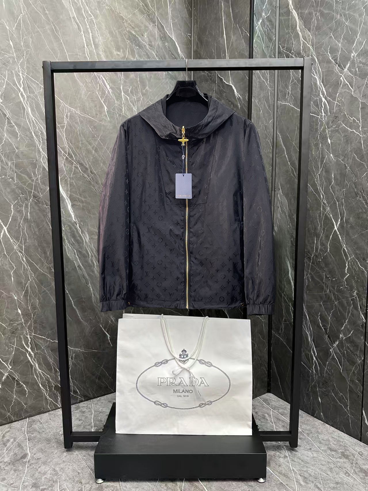 NO:876454,Same style as LV official website, complete with three labels, sold in advance. 2026ss spring new men's reversible jacket, original single with three labels, high-end version. Custom-made fabrics at the counter. Highly breathable and comfortable, impeccable details, brand element design concept, reflecting high quality. Delicate and soft feel. Casual tailoring, excellent upper body shape. Size M～3XL, maximum wear 195 catties,, Louis Vuitton, jackets & coats,jackets & coats,19860909LV 官网同款,三标齐全,提前发售 2026ss开春新款男士双面穿夹克外套,原单三标齐全高端版本 专柜定制面料 透气舒适度高,细节无可挑剔,品牌元素设计理念,体现高品质.手感细腻柔软 呈现休闲裁剪,上身版型超赞 码数M～3XL,最大穿195斤,,louis vuitton,jackets & coats,jackets & coats,,Men's clothing