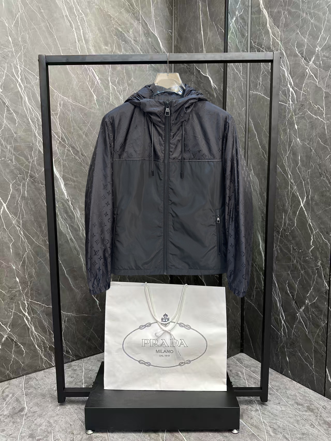 NO:876415,The same style as the LV official website, complete with three labels, sold in advance. 2026ss new spring men's jacket, complete with three labels, high-end version of the original order. Custom-made fabrics at the counter. Highly breathable and comfortable, impeccable details, brand element design concept, reflecting high quality. Delicate and soft feel. Casual tailoring, excellent upper body size. Size M~3XL, maximum wear 195 catties,, Louis Vuitton, jackets & coats,jackets & coats,19860909LV 官网同款,三标齐全,提前发售 2026ss开春新款男士夹克外套,原单三标齐全高端版本 专柜定制面料 透气舒适度高,细节无可挑剔,品牌元素设计理念,体现高品质.手感细腻柔软 呈现休闲裁剪,上身版型超赞 码数M～3XL,最大穿195斤,,louis vuitton,jackets & coats,jackets & coats,,Men's clothing