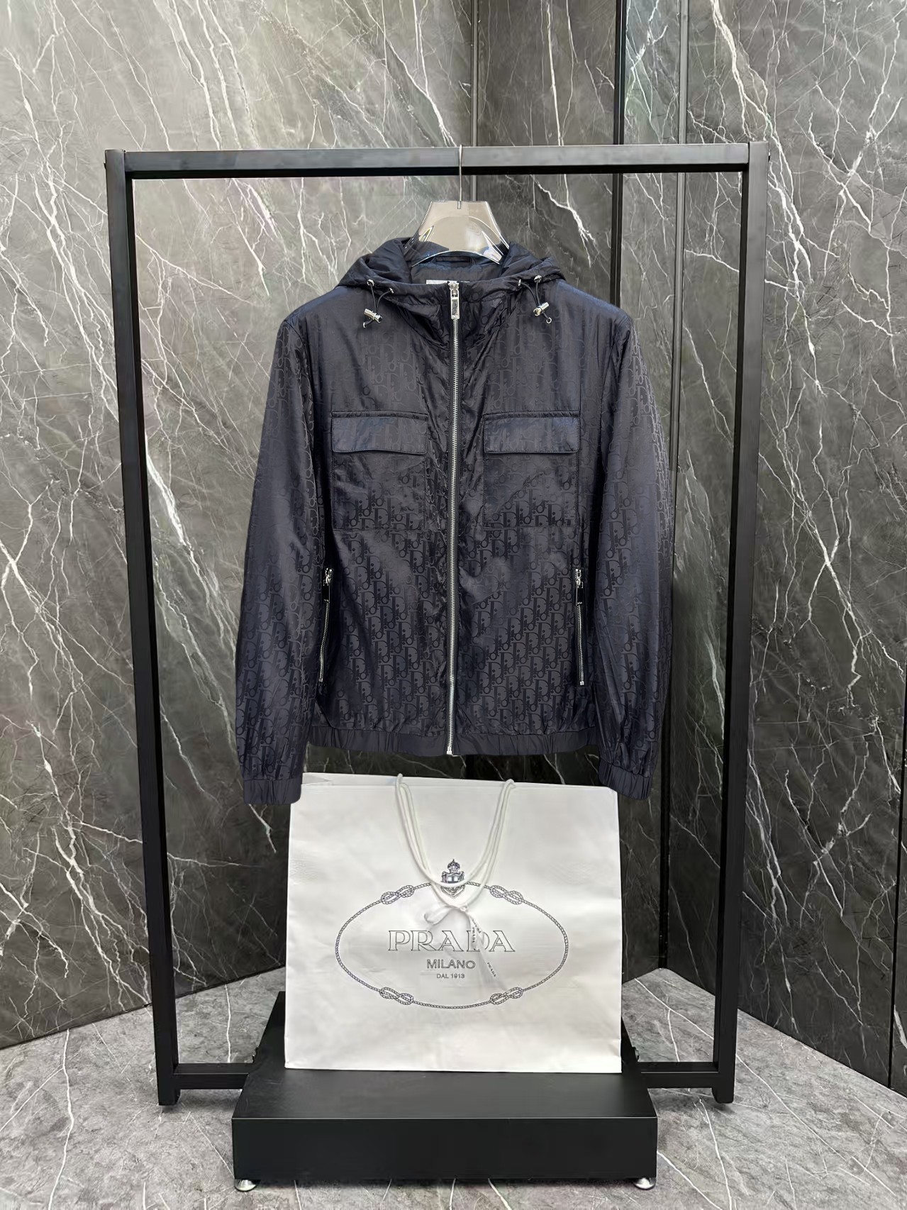 NO:876423,The same style as Dior's official website, complete with three labels, on sale in advance. 2026ss new spring men's jacket, high-end version with complete three labels from the original order. Custom-made fabrics at the counter. Highly breathable and comfortable, impeccable details, brand element design concept, reflecting high quality. Delicate and soft feel. Casual tailoring, excellent upper body size. M～3XL, maximum wear 195 catties,, dior, jackets & coats, jackets & coats,19860909迪奥 官网同款,三标齐全,提前发售 2026ss开春新款男士夹克外套,原单三标齐全高端版本 专柜定制面料 透气舒适度高,细节无可挑剔,品牌元素设计理念,体现高品质.手感细腻柔软 呈现休闲裁剪,上身版型超赞 码数M～3XL,最大穿195斤,,dior,jackets & coats,jackets & coats,,Men's clothing