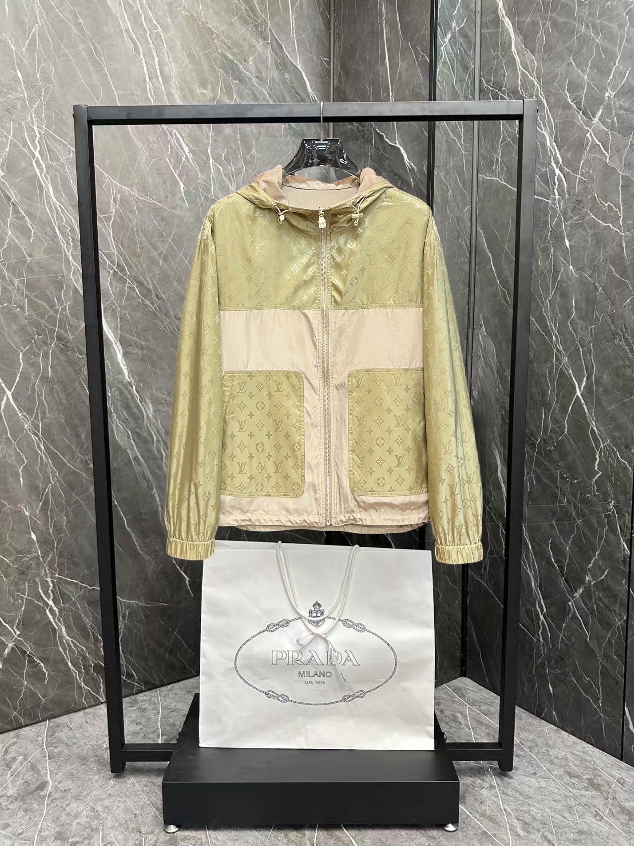 NO:876429,Same style as LV official website, complete with three labels, sold in advance. 2026ss spring new men's reversible jacket, original single with three labels, high-end version. Custom-made fabrics at the counter. Highly breathable and comfortable, impeccable details, brand element design concept, reflecting high quality. Delicate and soft feel. Casual tailoring, excellent upper body shape. Size M～3XL, maximum wear 195 catties,, Louis Vuitton, jackets & coats,jackets & coats,19860909LV 官网同款,三标齐全,提前发售 2026ss开春新款男士双面穿夹克外套,原单三标齐全高端版本 专柜定制面料 透气舒适度高,细节无可挑剔,品牌元素设计理念,体现高品质.手感细腻柔软 呈现休闲裁剪,上身版型超赞 码数M～3XL,最大穿195斤,,louis vuitton,jackets & coats,jackets & coats,,Men's clothing