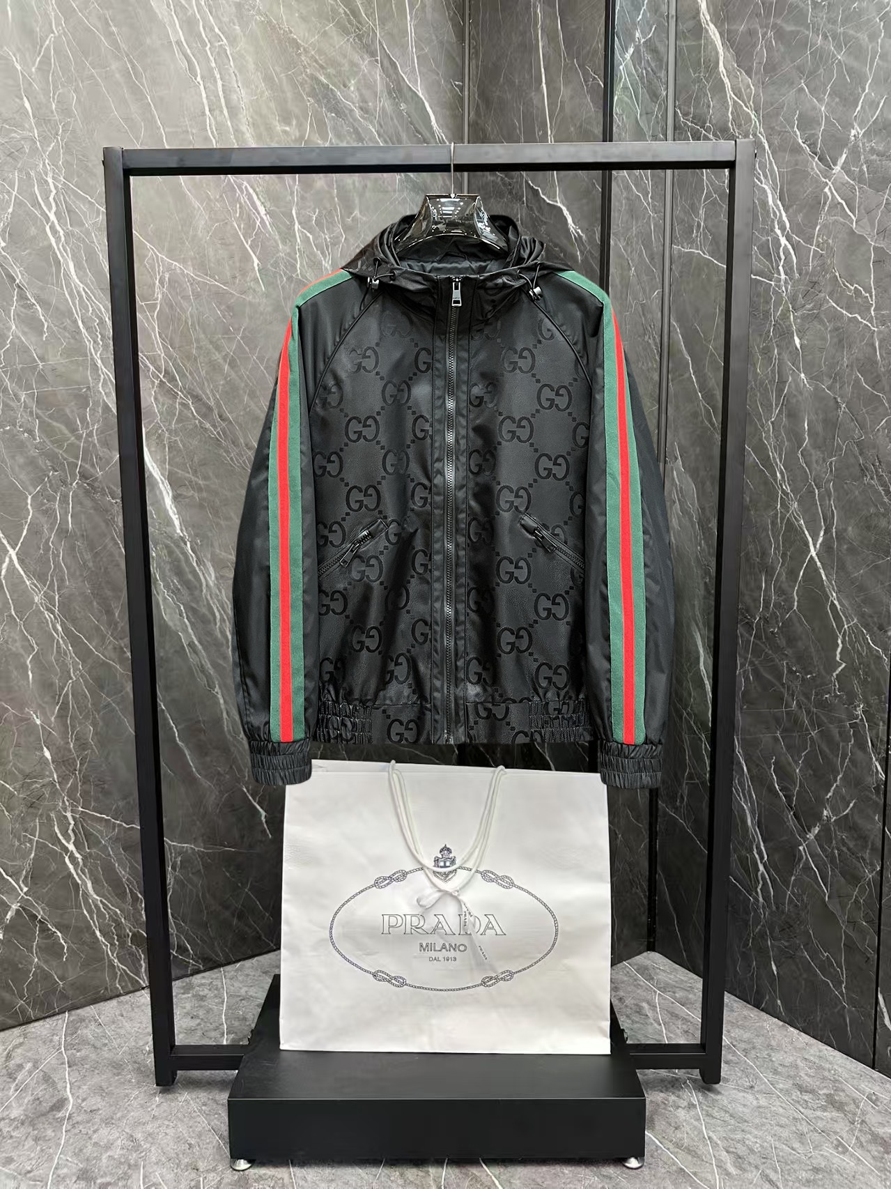 NO:876442,Gucci official website, same style, complete with three labels, on sale in advance. 2026ss new spring men's jacket, complete with three labels, high-end version of the original order. Custom-made fabrics at the counter. Highly breathable and comfortable, impeccable details, brand element design concept, reflecting high quality. Delicate and soft feel. Casual tailoring, excellent upper body size. M～3XL, maximum wear 195 catties,,jackets & coats,jackets & coats,19860909古奇 官网同款,三标齐全,提前发售 2026ss开春新款男士夹克外套,原单三标齐全高端版本 专柜定制面料 透气舒适度高,细节无可挑剔,品牌元素设计理念,体现高品质.手感细腻柔软 呈现休闲裁剪,上身版型超赞 码数M～3XL,最大穿195斤,,jackets & coats,jackets & coats,,Men's clothing
