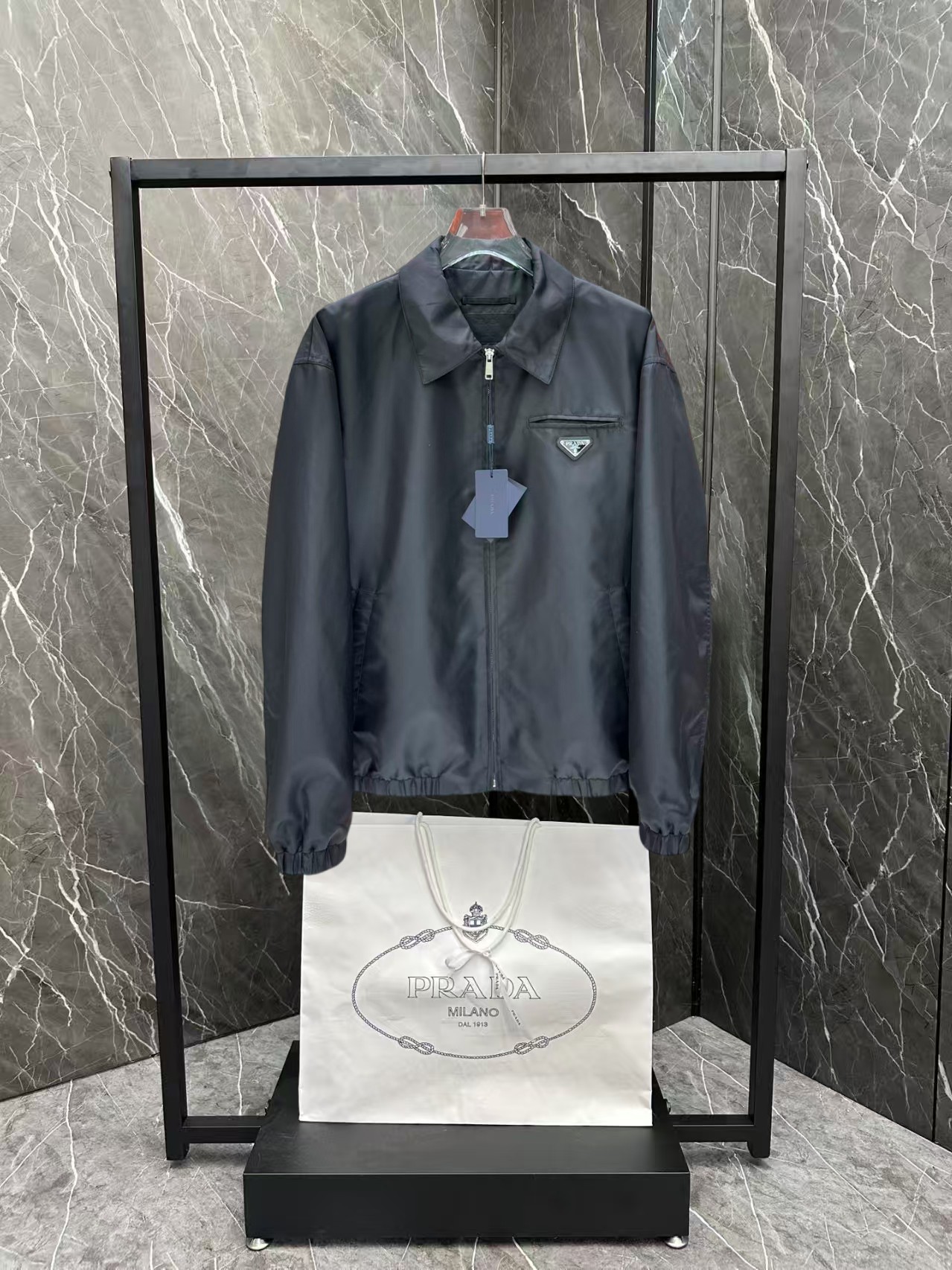 NO:876448,The same style as Prada's official website, complete with three labels, on sale in advance. 2026ss new spring men's jacket, high-end version with complete three labels from the original order. Custom-made fabrics at the counter. Highly breathable and comfortable, impeccable details, brand element design concept, reflecting high quality. Delicate and soft feel. Casual tailoring, excellent upper body size. Size M~3XL, maximum wearing capacity is 195 catties., prada, jackets & coats, jackets & coats,19860909普拉达 官网同款,三标齐全,提前发售 2026ss开春新款男士夹克外套,原单三标齐全高端版本 专柜定制面料 透气舒适度高,细节无可挑剔,品牌元素设计理念,体现高品质.手感细腻柔软 呈现休闲裁剪,上身版型超赞 码数M～3XL,最大穿195斤,,prada,jackets & coats,jackets & coats,,Men's clothing