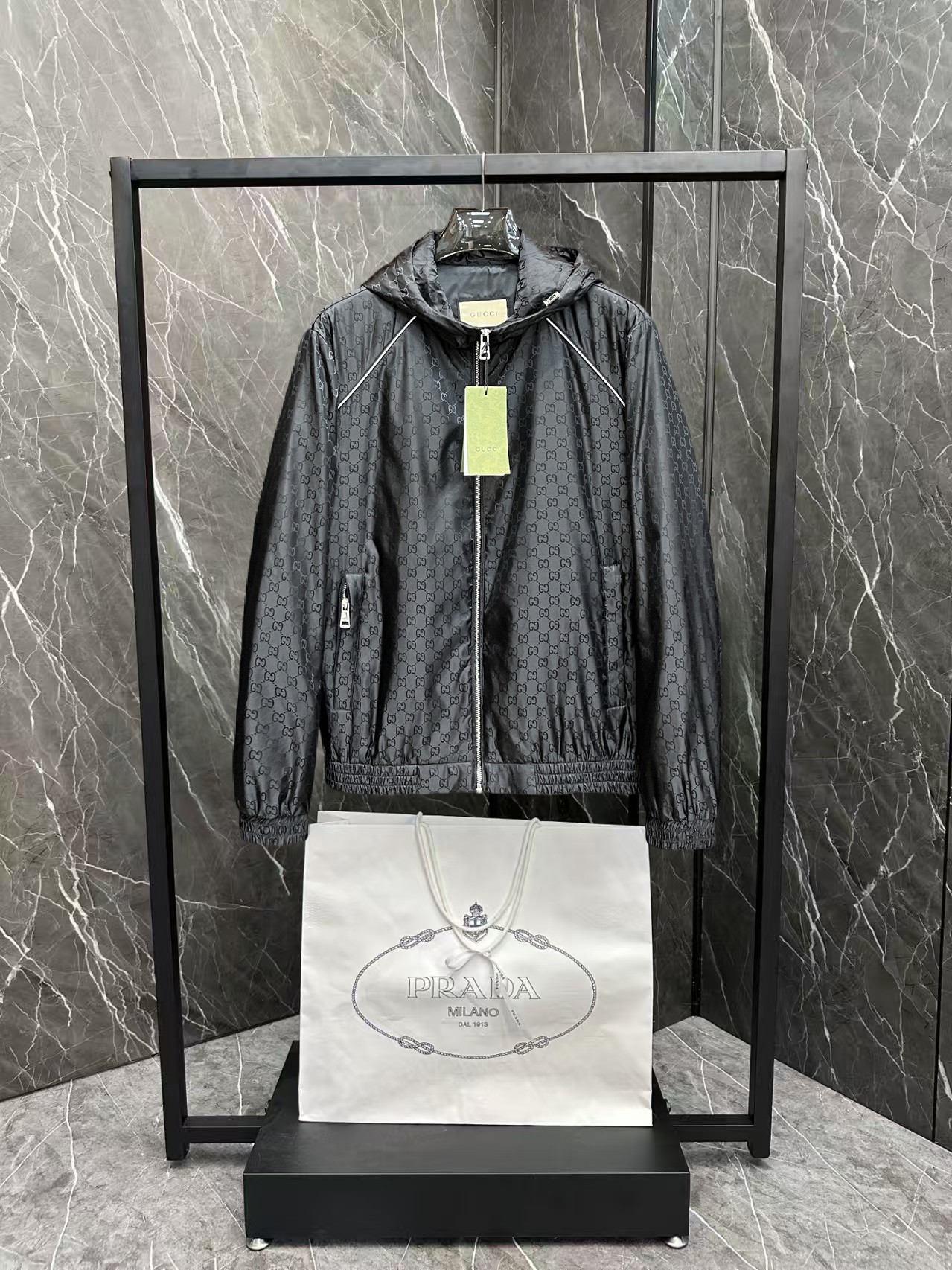 NO:876468,The same style as on the Gucci official website, complete with three labels, sold in advance. 2026ss new spring men's jacket, high-end version with complete three labels from the original order. Custom-made fabrics at the counter. Highly breathable and comfortable, impeccable details, brand element design concept, reflecting high quality. Delicate and soft feel. Casual tailoring, excellent upper body shape. Size M～3XL, maximum wear 195 catties,,jackets & coats,jackets & coats,19860909古奇官网同款,三标齐全,提前发售 2026ss开春新款男士夹克外套,原单三标齐全高端版本 专柜定制面料 透气舒适度高,细节无可挑剔,品牌元素设计理念,体现高品质.手感细腻柔软 呈现休闲裁剪,上身版型超赞 码数M～3XL,最大穿195斤,,jackets & coats,jackets & coats,,Men's clothing
