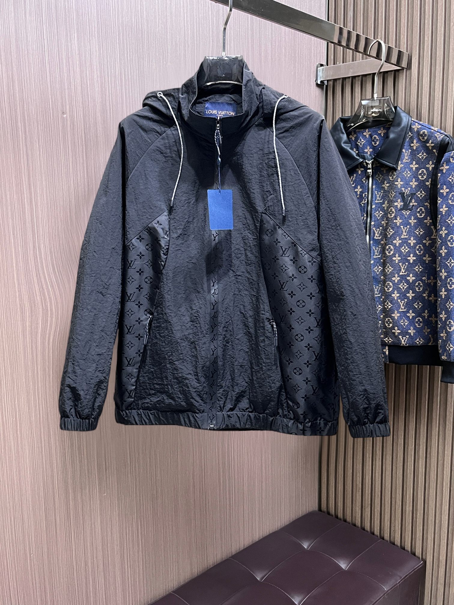 NO:761785,Same style as LV official website, on sale in advance!  2026ss new spring men's jackets, original high-end version with three standards!  With hidden hood, custom-made fabrics at the counter, highly breathable and comfortable, impeccable details, brand element design concept, reflecting high quality. It feels delicate and soft!  It presents a casual cut and the upper body shape is awesome!  Size M～3XL, maximum wear is 195kg.,,louis vuitton,jackets & coats,jackets & coats,hats,19860909LV 官网同款,提前发售！2026ss开春新款男士夹克外套,原单三标齐全高端版本！带隐藏帽,专柜定制面料 透气舒适度高,细节无可挑剔,品牌元素设计理念,体现高品质.手感细腻柔软！呈现休闲裁剪,上身版型超赞！码数M～3XL,最大穿195斤.,,louis vuitton,jackets & coats,jackets & coats,hats,,Men's clothing