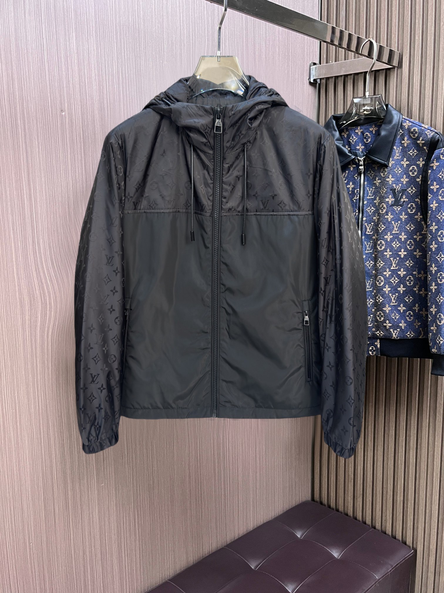 NO:761770,Same style as LV official website, on sale in advance!  2026ss new spring men's jackets, original high-end version with three standards!  , counter-customized fabrics with high breathability and comfort, impeccable details, brand element design concept, reflecting high quality. It feels delicate and soft!  It presents a casual cut and the upper body shape is awesome!  Size M～3XL, maximum wearing capacity is 195 catties.,,louis vuitton,jackets & coats,jackets & coats,19860909LV 官网同款,提前发售！2026ss开春新款男士夹克外套,原单三标齐全高端版本！,专柜定制面料 透气舒适度高,细节无可挑剔,品牌元素设计理念,体现高品质.手感细腻柔软！呈现休闲裁剪,上身版型超赞！码数M～3XL,最大穿195斤.,,louis vuitton,jackets & coats,jackets & coats,,Men's clothing