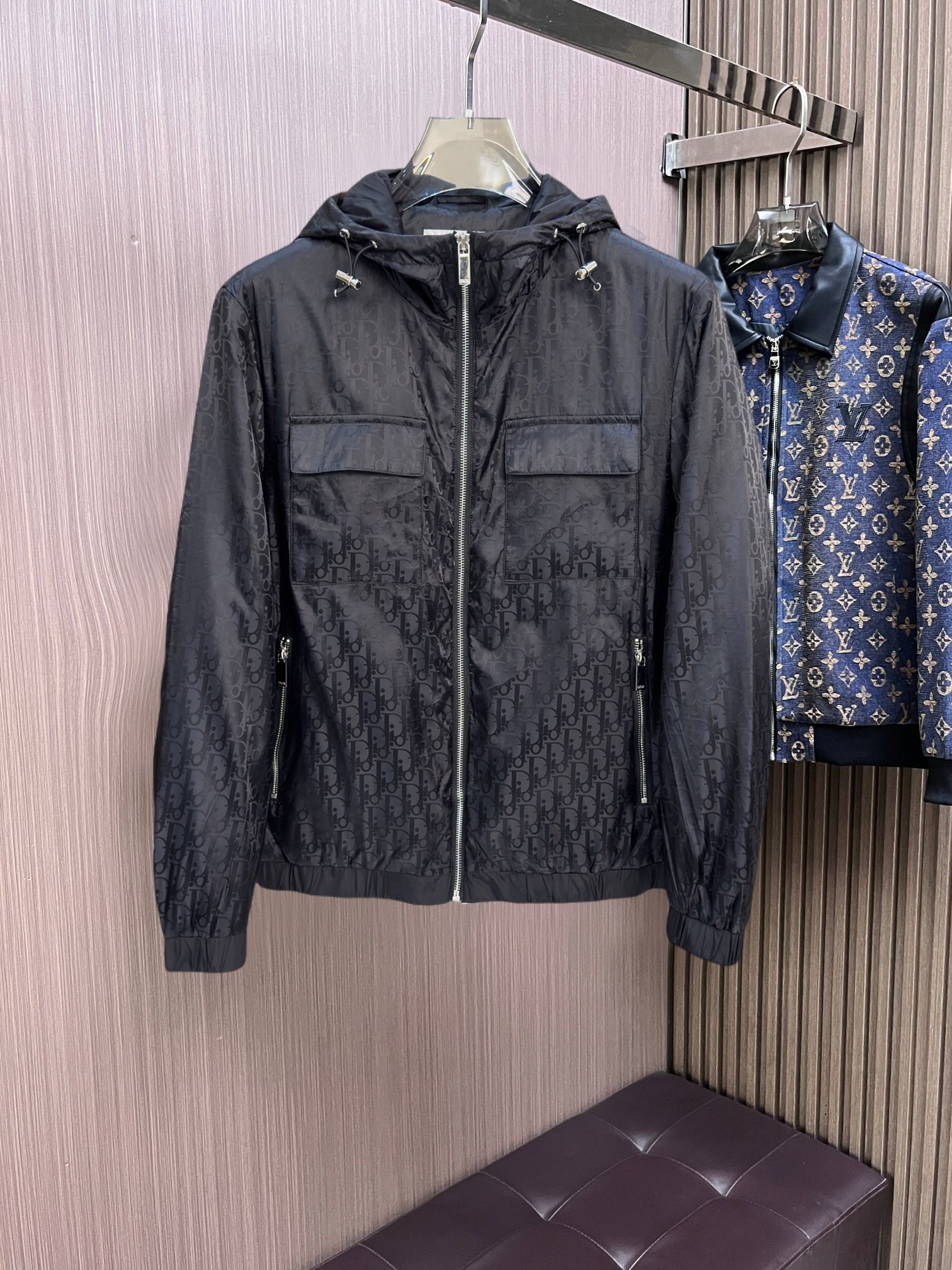 NO:761795,Same style as Dior official website, on sale in advance!  2026ss new spring men's jackets, original high-end version with three standards!  With hidden hood, custom-made fabrics at the counter, highly breathable and comfortable, impeccable details, brand element design concept, reflecting high quality. It feels delicate and soft!  It presents a casual cut and the upper body shape is awesome!  Size M～3XL, maximum wearing capacity is 195 catties.,,dior,jackets & coats,jackets & coats,hats,19860909迪奥 官网同款,提前发售！2026ss开春新款男士夹克外套,原单三标齐全高端版本！带隐藏帽,专柜定制面料 透气舒适度高,细节无可挑剔,品牌元素设计理念,体现高品质.手感细腻柔软！呈现休闲裁剪,上身版型超赞！码数M～3XL,最大穿195斤.,,dior,jackets & coats,jackets & coats,hats,,Men's clothing