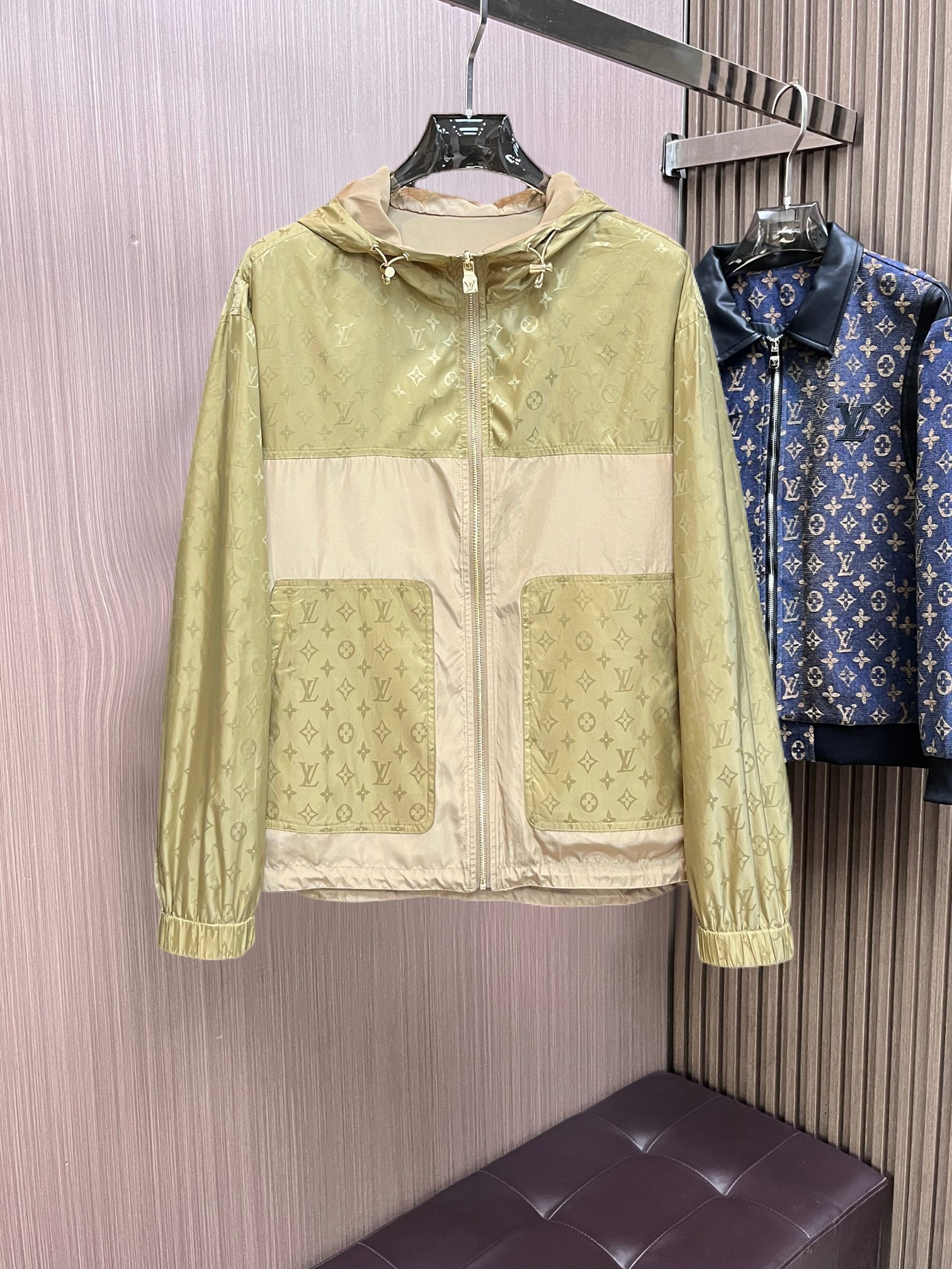 NO:761746,Same style as LV official website, on sale in advance!  2026ss spring new men's reversible jacket, original single and three-label complete high-end version!  With hidden hood, custom-made fabrics at the counter, highly breathable and comfortable, impeccable details, brand element design concept, reflecting high quality. It feels delicate and soft!  It presents a casual cut and the upper body shape is awesome!  Size M～3XL, maximum wear is 195kg.,,louis vuitton,jackets & coats,jackets & coats,hats,19860909LV 官网同款,提前发售！2026ss开春新款男士双面穿夹克外套,原单三标齐全高端版本！带隐藏帽,专柜定制面料 透气舒适度高,细节无可挑剔,品牌元素设计理念,体现高品质.手感细腻柔软！呈现休闲裁剪,上身版型超赞！码数M～3XL,最大穿195斤.,,louis vuitton,jackets & coats,jackets & coats,hats,,Men's clothing