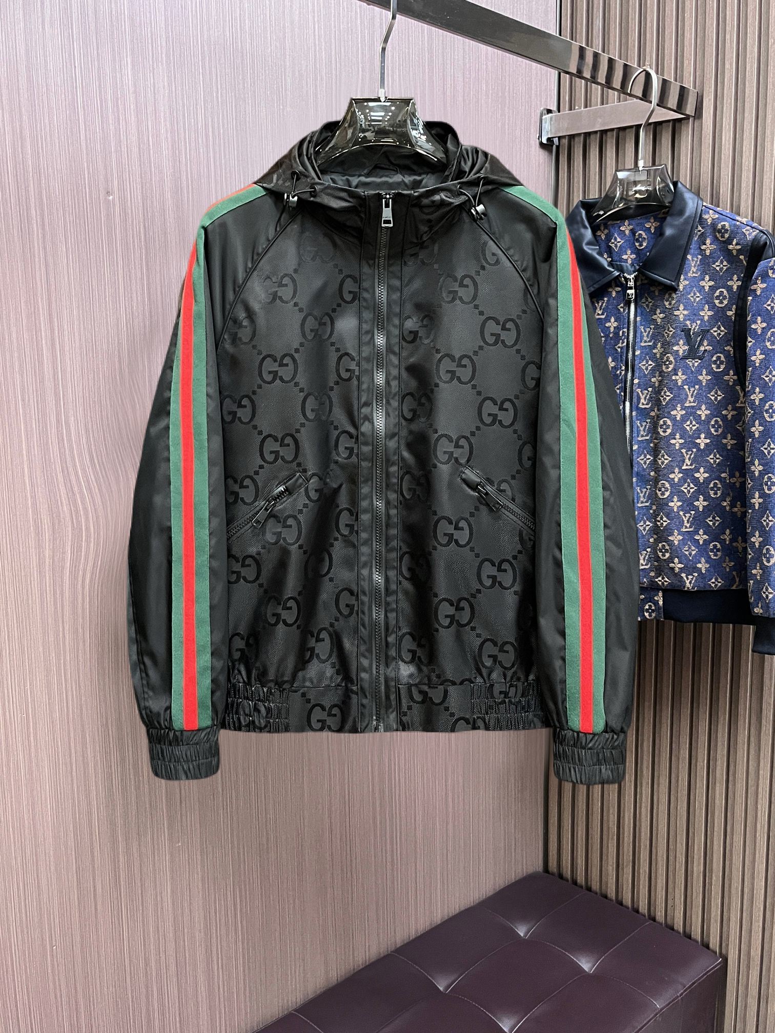 NO:761752,Same style as Gucci official website, on sale in advance!  2026ss new spring men's jackets, original high-end version with three standards!  With hidden hood, custom-made fabrics at the counter, highly breathable and comfortable, impeccable details, brand element design concept, reflecting high quality. It feels delicate and soft!  It presents a casual cut and the upper body shape is awesome!  Size M～3XL, maximum wearing capacity is 195 catties.,,jackets & coats,jackets & coats,hats,19860909古奇 官网同款,提前发售！2026ss开春新款男士夹克外套,原单三标齐全高端版本！带隐藏帽,专柜定制面料 透气舒适度高,细节无可挑剔,品牌元素设计理念,体现高品质.手感细腻柔软！呈现休闲裁剪,上身版型超赞！码数M～3XL,最大穿195斤.,,jackets & coats,jackets & coats,hats,,Men's clothing