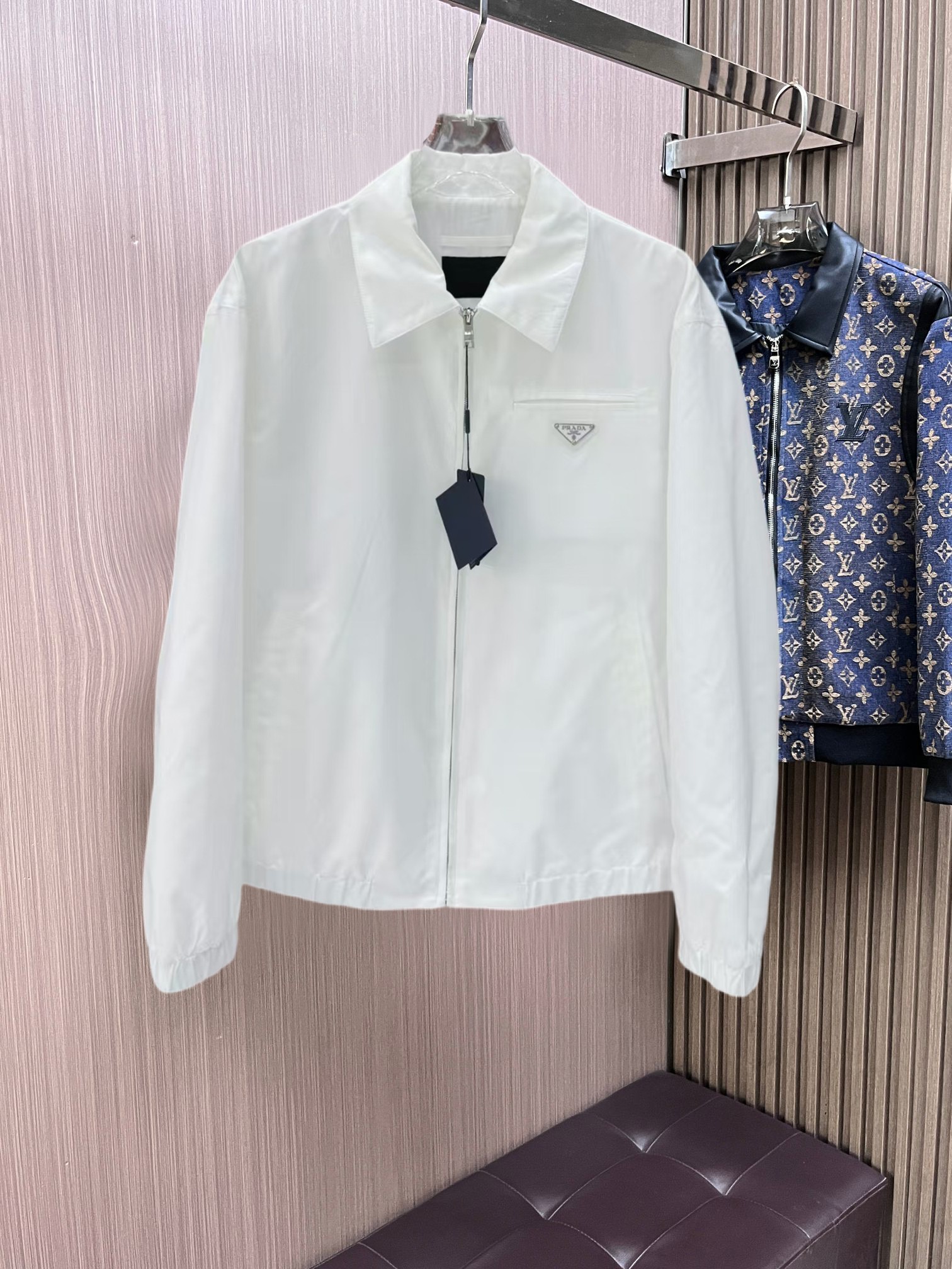 NO:761758,Same style as Prada official website, on sale in advance!  2026ss new spring men's jackets, original high-end version with three standards!  Custom-made fabrics at the counter are highly breathable and comfortable, with impeccable details and brand element design concepts, reflecting high quality. It feels delicate and soft!  It presents a casual cut and the upper body shape is awesome!  Size M～3XL, maximum wearing capacity is 195 catties.,,prada,jackets & coats,jackets & coats,19860909普拉达 官网同款,提前发售！2026ss开春新款男士夹克外套,原单三标齐全高端版本！专柜定制面料 透气舒适度高,细节无可挑剔,品牌元素设计理念,体现高品质.手感细腻柔软！呈现休闲裁剪,上身版型超赞！码数M～3XL,最大穿195斤.,,prada,jackets & coats,jackets & coats,,Men's clothing