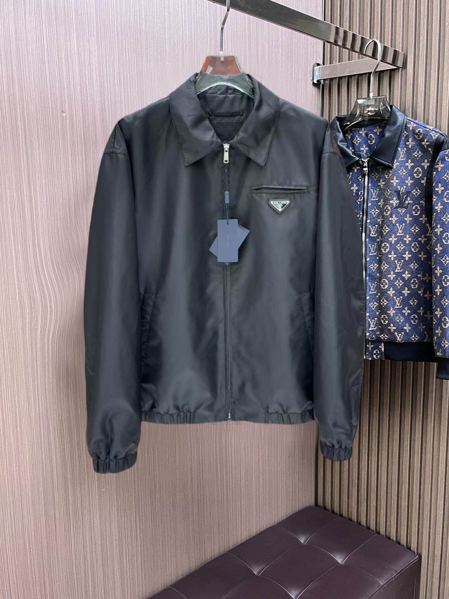 NO:761764,Same style as Prada official website, on sale in advance!  2026ss new spring men's jackets, original high-end version with three standards!  , counter-customized fabrics with high breathability and comfort, impeccable details, brand element design concept, reflecting high quality. It feels delicate and soft!  It presents a casual cut and the upper body shape is awesome!  Size M～3XL, maximum wearing capacity is 195 catties.,,prada,jackets & coats,jackets & coats,19860909普拉达 官网同款,提前发售！2026ss开春新款男士夹克外套,原单三标齐全高端版本！,专柜定制面料 透气舒适度高,细节无可挑剔,品牌元素设计理念,体现高品质.手感细腻柔软！呈现休闲裁剪,上身版型超赞！码数M～3XL,最大穿195斤.,,prada,jackets & coats,jackets & coats,,Men's clothing