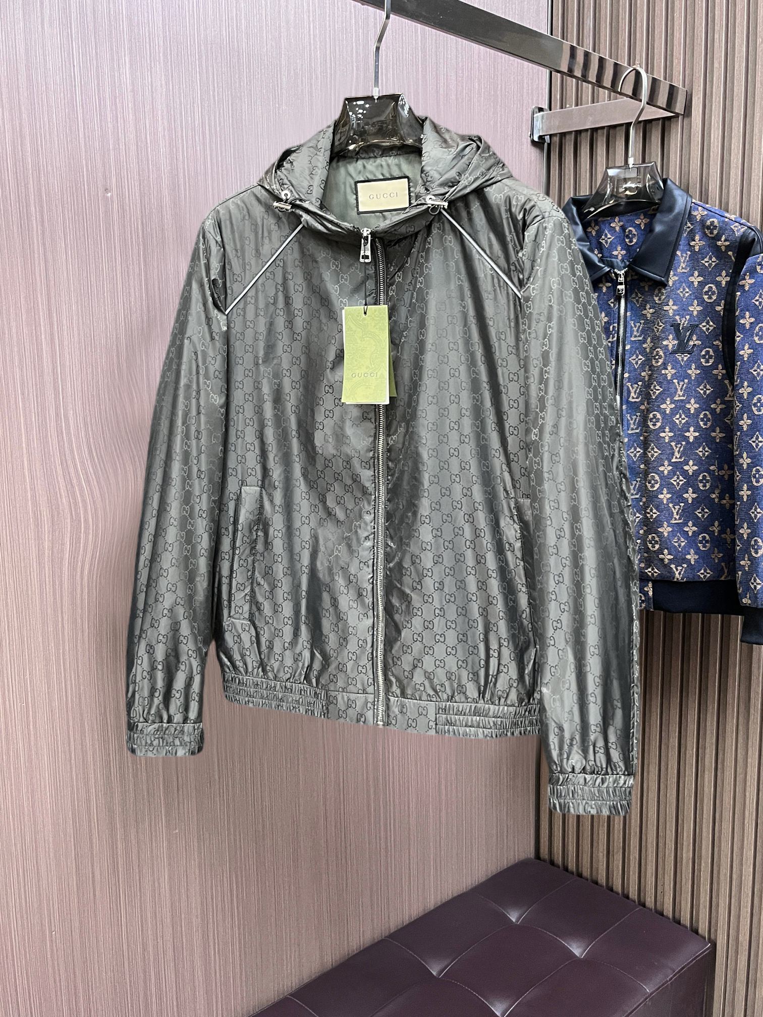 NO:761776,Same style as Gucci official website, on sale in advance!  2026ss new spring men's jackets, original high-end version with three standards!  , counter-customized fabrics with high breathability and comfort, impeccable details, brand element design concept, reflecting high quality. It feels delicate and soft!  It presents a casual cut and the upper body shape is awesome!  Size M～3XL, maximum wearing capacity is 195 catties.,,jackets & coats,jackets & coats,19860909古奇 官网同款,提前发售！2026ss开春新款男士夹克外套,原单三标齐全高端版本！,专柜定制面料 透气舒适度高,细节无可挑剔,品牌元素设计理念,体现高品质.手感细腻柔软！呈现休闲裁剪,上身版型超赞！码数M～3XL,最大穿195斤.,,jackets & coats,jackets & coats,,Men's clothing