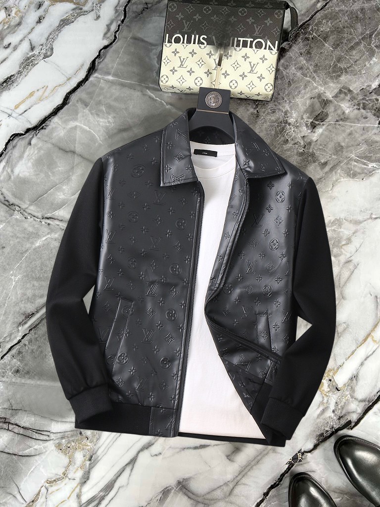 NO:951709,Same style as the LV official website, complete with three labels, on sale in advance. 2026ss new autumn men's leather jacket, reversible original single with three labels, high-end version. Custom-made fabrics at the counter. Highly breathable and comfortable, impeccable details, brand element design concept, reflecting high quality. The hand feels delicate and soft. It presents casual tailoring, and the upper body shape is great. The size is M~3XL, and the maximum wear is 195 pounds. Louis vuitton, jackets & coats, jackets &  coats,leather jacket,19860909LV 官网同款,三标齐全,提前发售 2026ss开秋新款男士皮衣夹克外套,双面穿原单三标齐全高端版本 专柜定制面料 透气舒适度高,细节无可挑剔,品牌元素设计理念,体现高品质.手感细腻柔软 呈现休闲裁剪,上身版型超赞 码数M～3XL,最大穿195斤,,louis vuitton,jackets & coats,jackets & coats,leather jacket,,Men's clothing