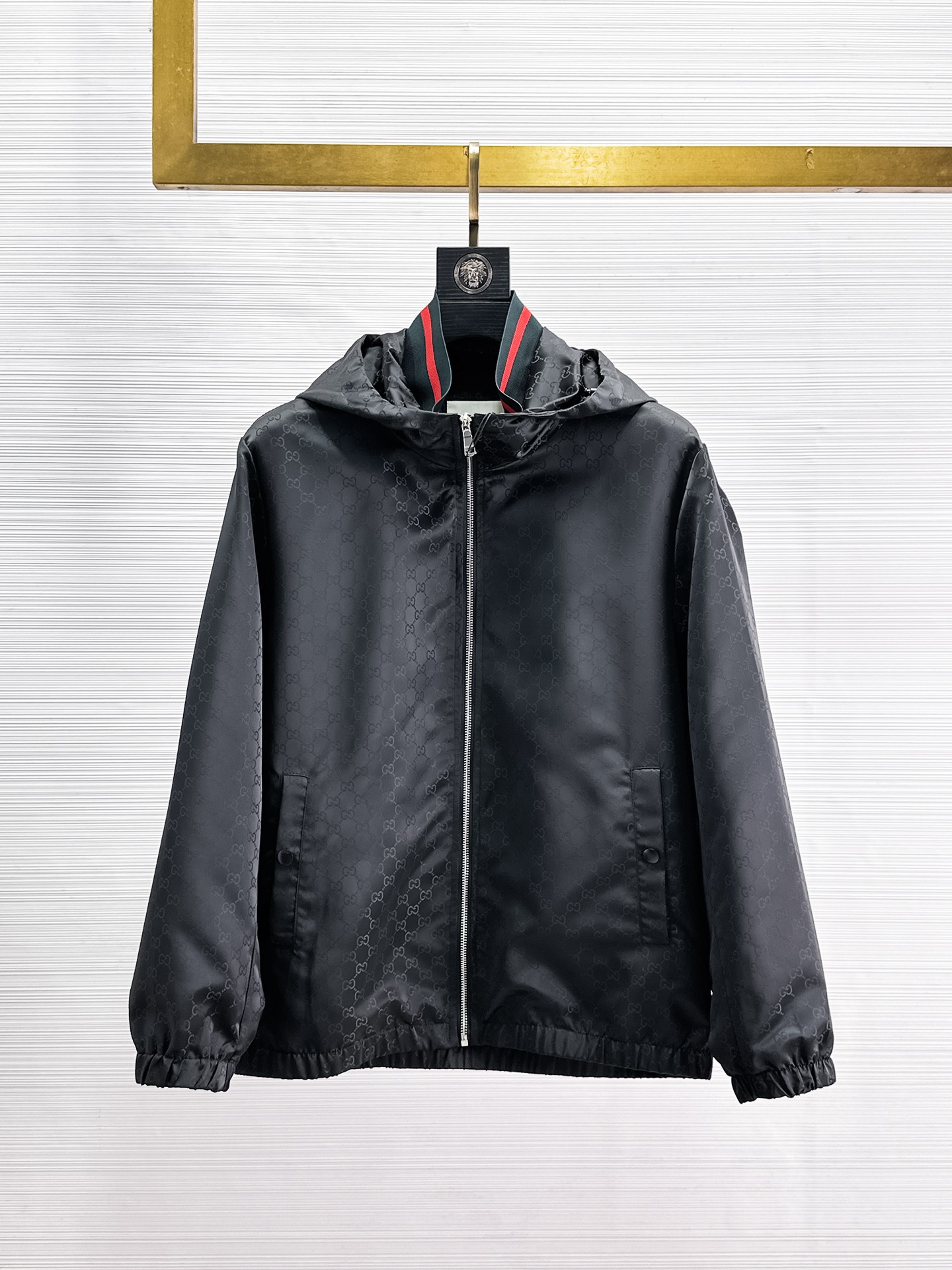 NO:869171,Same style as on the Gucci official website, complete with three labels, on sale in advance. 2026ss new spring men's jacket, reversible original single with three labels, high-end version. Custom-made fabrics at the counter. Highly breathable and comfortable, impeccable details, brand element design concept, reflecting high quality. Delicate and soft hand feel. Casual tailoring, excellent upper body shape. Size M~3XL, maximum wear 195 catties,,jackets & coats,jackets & coats,19860909古奇官网同款,三标齐全,提前发售 2026ss开春新款男士夹克外套,双面穿原单三标齐全高端版本 专柜定制面料 透气舒适度高,细节无可挑剔,品牌元素设计理念,体现高品质.手感细腻柔软 呈现休闲裁剪,上身版型超赞 码数M～3XL,最大穿195斤,,jackets & coats,jackets & coats,,Men's clothing