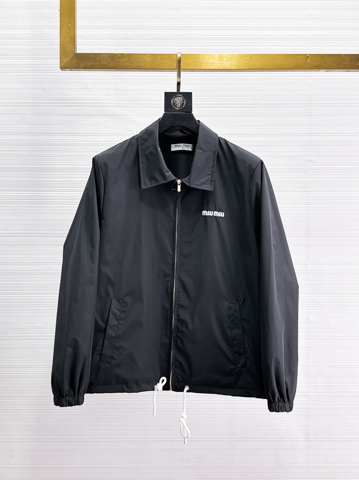 NO:869179,The same style as the miumiu official website, complete with three labels, sold in advance. 2026ss new spring men's jacket, reversible original single with three labels, high-end version. Custom-made fabrics at the counter. Highly breathable and comfortable, impeccable details, brand element design concept, reflecting high quality. Delicate and soft feel. Casual tailoring, excellent upper body shape. Size M~3XL, maximum wear 195 catties,,miumiu,jackets & coats,jackets & coats,19860909miumiu官网同款,三标齐全,提前发售 2026ss开春新款男士夹克外套,双面穿原单三标齐全高端版本 专柜定制面料 透气舒适度高,细节无可挑剔,品牌元素设计理念,体现高品质.手感细腻柔软 呈现休闲裁剪,上身版型超赞 码数M～3XL,最大穿195斤,,miumiu,jackets & coats,jackets & coats,,Men's clothing