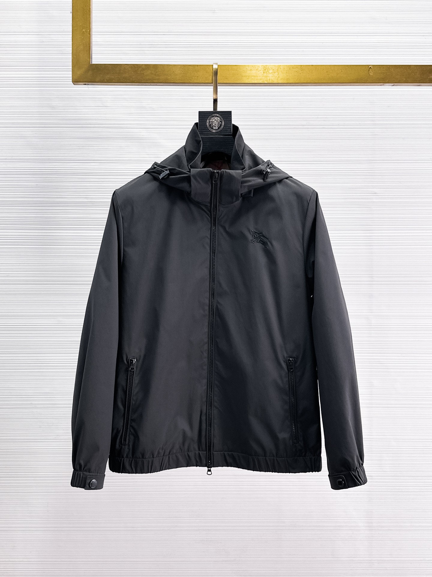 NO:869185,The same model on Burberry's official website, complete with three labels, on sale in advance. 2026ss new spring men's jacket, reversible original single with three labels, high-end version. Custom-made fabrics at the counter. Highly breathable and comfortable, impeccable details, brand element design concept, reflecting high quality. Delicate and soft feel. Casual tailoring, excellent upper body shape. Size M~3XL, maximum wear 195 pounds,,burberry,jackets & coats,jackets & coats,19860909巴宝莉官网同款,三标齐全,提前发售 2026ss开春新款男士夹克外套,双面穿原单三标齐全高端版本 专柜定制面料 透气舒适度高,细节无可挑剔,品牌元素设计理念,体现高品质.手感细腻柔软 呈现休闲裁剪,上身版型超赞 码数M～3XL,最大穿195斤,,burberry,jackets & coats,jackets & coats,,Men's clothing