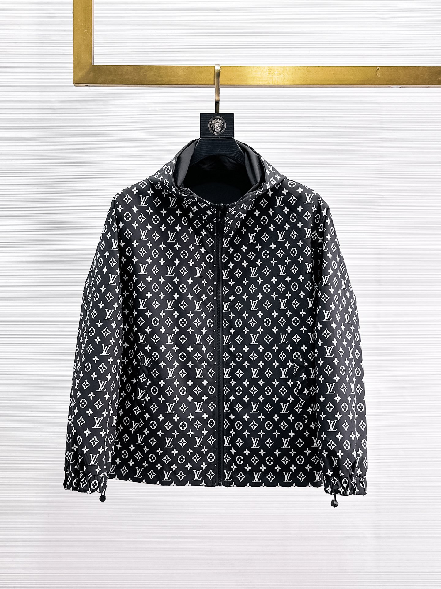 NO:869189,Same style as LV official website, complete with three labels, on sale in advance. 2026ss spring new men's reversible jacket, reversible original single with three labels, high-end version. Custom-made fabrics at the counter. Highly breathable and comfortable, impeccable details, brand element design concept, reflecting high quality. Delicate and soft feel. Casual tailoring, excellent upper body shape. Size M~3XL, maximum wear 195 catties,, louis vuitton, jackets & coats, jackets & coats,19860909LV官网同款,三标齐全,提前发售 2026ss开春新款男士双面穿夹克外套,双面穿原单三标齐全高端版本 专柜定制面料 透气舒适度高,细节无可挑剔,品牌元素设计理念,体现高品质.手感细腻柔软 呈现休闲裁剪,上身版型超赞 码数M～3XL,最大穿195斤,,louis vuitton,jackets & coats,jackets & coats,,Men's clothing