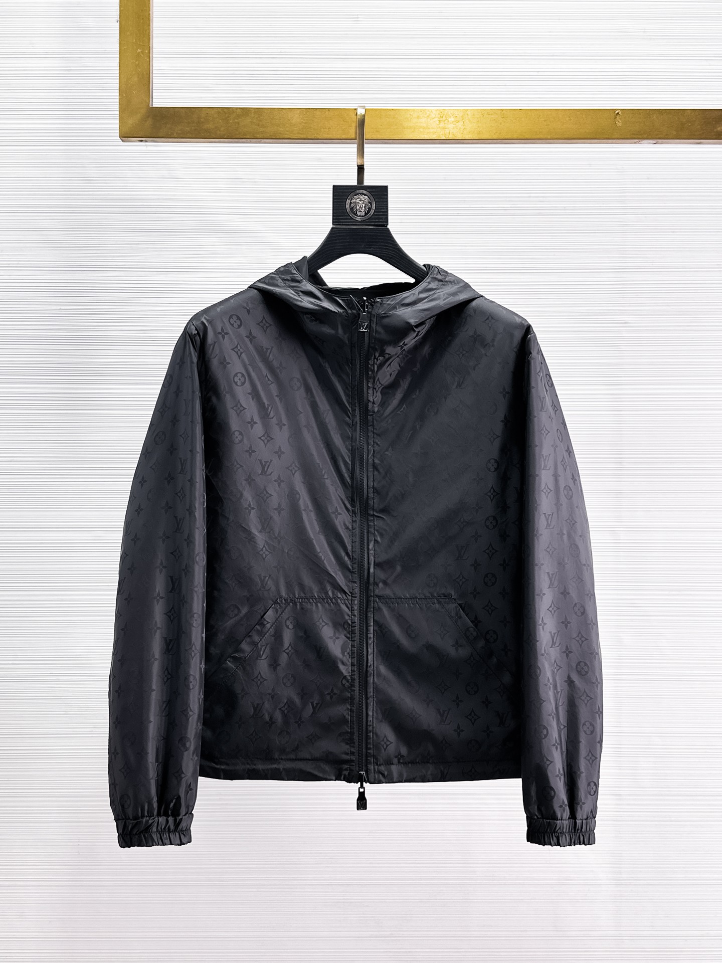 NO:869261,Same style as LV official website, complete with three labels, on sale in advance. 2026ss spring new men's reversible jacket, reversible original single with three labels, high-end version. Custom-made fabrics at the counter. Highly breathable and comfortable, impeccable details, brand element design concept, reflecting high quality. Delicate and soft feel. Casual tailoring, excellent upper body shape. Size M~3XL, maximum wear 195 catties,, louis vuitton, jackets & coats, jackets & coats,19860909LV官网同款,三标齐全,提前发售 2026ss开春新款男士双面穿夹克外套,双面穿原单三标齐全高端版本 专柜定制面料 透气舒适度高,细节无可挑剔,品牌元素设计理念,体现高品质.手感细腻柔软 呈现休闲裁剪,上身版型超赞 码数M～3XL,最大穿195斤,,louis vuitton,jackets & coats,jackets & coats,,Men's clothing