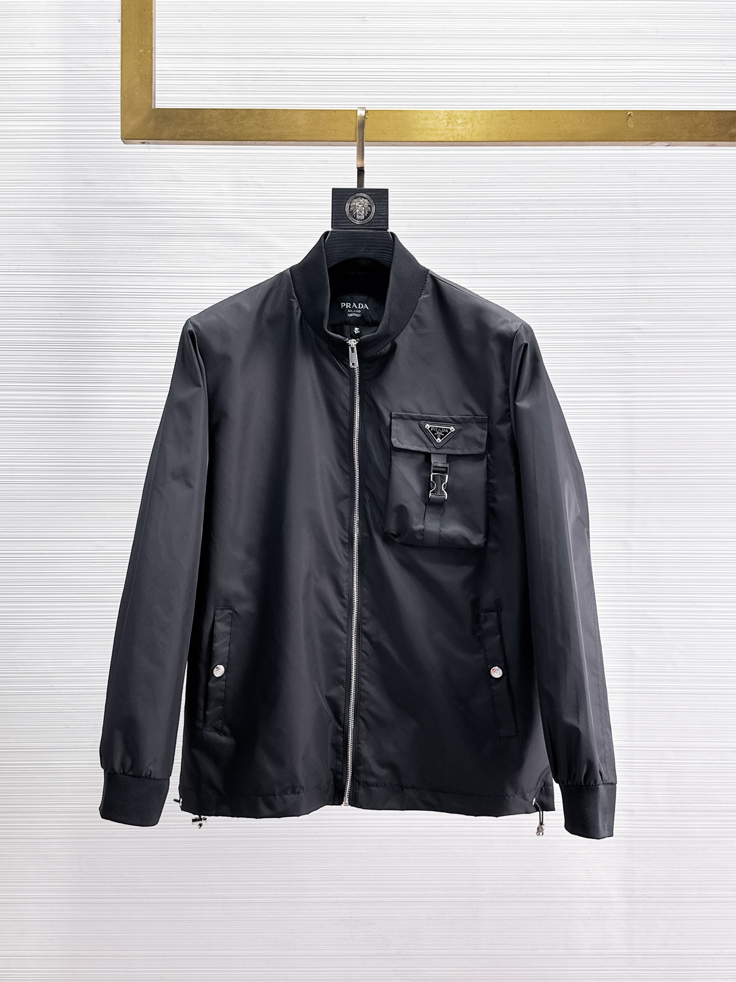 NO:869193,The same model on the Prada official website, complete with three labels, sold in advance. 2026ss new spring men's jacket, reversible original single with three labels, high-end version. Custom-made fabrics at the counter. High breathability and comfort, impeccable details, brand element design concept, reflecting high quality. Delicate and soft feel. Casual tailoring, excellent upper body shape. Size M~3XL, maximum wear 195 catties,, prada, jackets & coats, jackets & coats,19860909普拉达官网同款,三标齐全,提前发售 2026ss开春新款男士夹克外套,双面穿原单三标齐全高端版本 专柜定制面料 透气舒适度高,细节无可挑剔,品牌元素设计理念,体现高品质.手感细腻柔软 呈现休闲裁剪,上身版型超赞 码数M～3XL,最大穿195斤,,prada,jackets & coats,jackets & coats,,Men's clothing