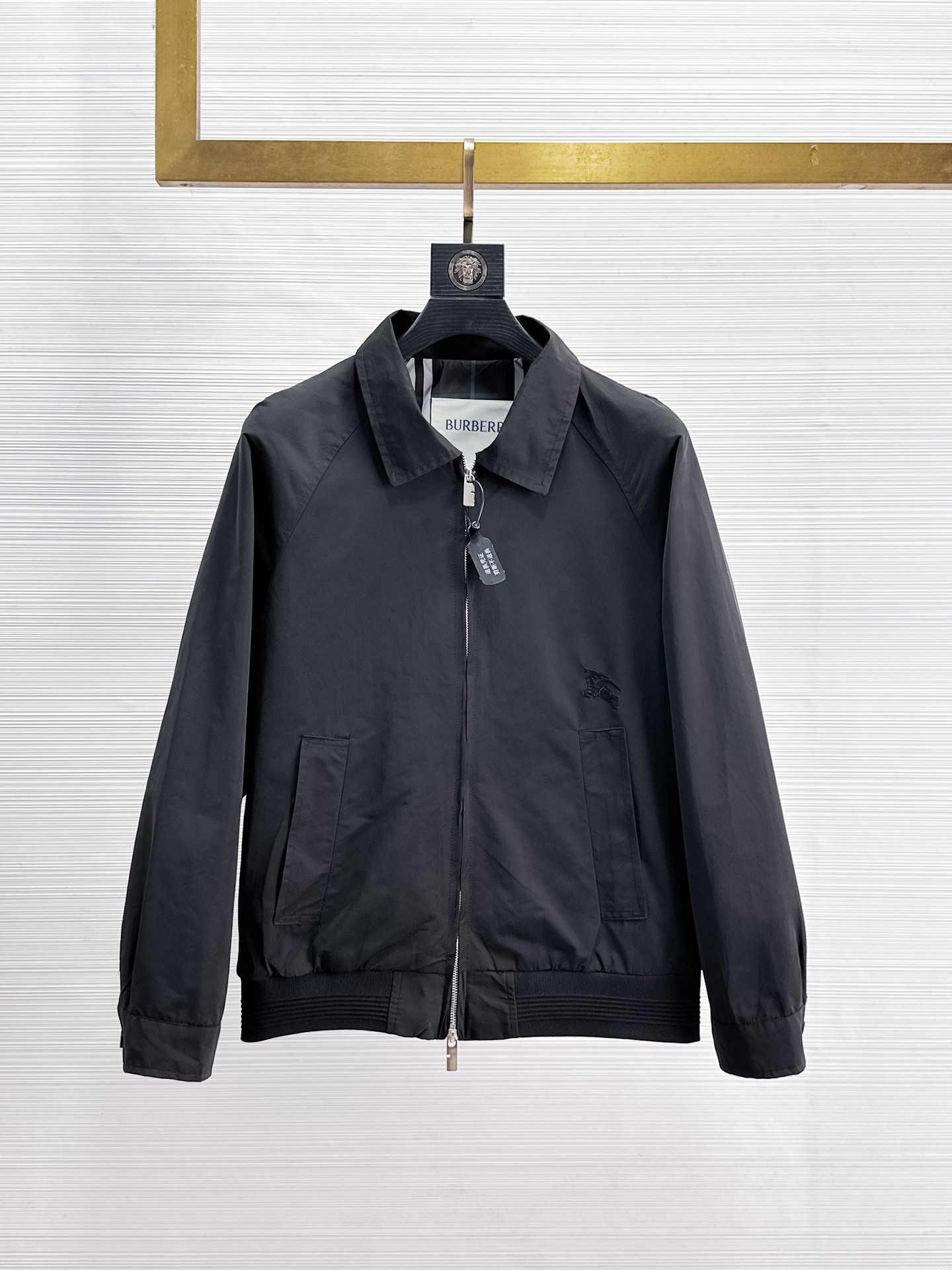NO:869199,The same model on Burberry's official website, complete with three labels, on sale in advance. 2026ss new spring men's jacket, reversible original single with three labels, high-end version. Custom-made fabrics at the counter. Highly breathable and comfortable, impeccable details, brand element design concept, reflecting high quality. Delicate and soft feel. Casual tailoring, excellent upper body shape. Size M~3XL, maximum wear 195 pounds,,burberry,jackets & coats,jackets & coats,19860909巴宝莉官网同款,三标齐全,提前发售 2026ss开春新款男士夹克外套,双面穿原单三标齐全高端版本 专柜定制面料 透气舒适度高,细节无可挑剔,品牌元素设计理念,体现高品质.手感细腻柔软 呈现休闲裁剪,上身版型超赞 码数M～3XL,最大穿195斤,,burberry,jackets & coats,jackets & coats,,Men's clothing