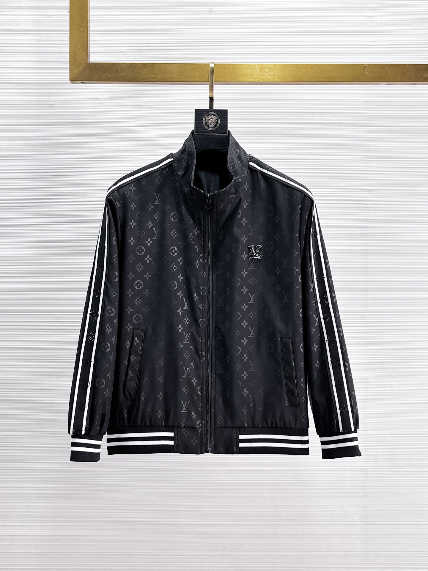 NO:869205,The same style as the LV official website, complete with three labels, sold in advance. 2026ss new spring men's jacket, reversible original single with three labels, high-end version. Custom-made fabrics at the counter. Highly breathable and comfortable, impeccable details, brand element design concept, reflecting high quality. Delicate and soft feel. Casual tailoring, excellent upper body shape. Size M~3XL, maximum wearing capacity is 195 pounds. Louis vuitton, jackets & coats,jackets & coats,19860909LV 官网同款,三标齐全,提前发售 2026ss开春新款男士夹克外套,双面穿原单三标齐全高端版本 专柜定制面料 透气舒适度高,细节无可挑剔,品牌元素设计理念,体现高品质.手感细腻柔软 呈现休闲裁剪,上身版型超赞 码数M～3XL,最大穿195斤,,louis vuitton,jackets & coats,jackets & coats,,Men's clothing
