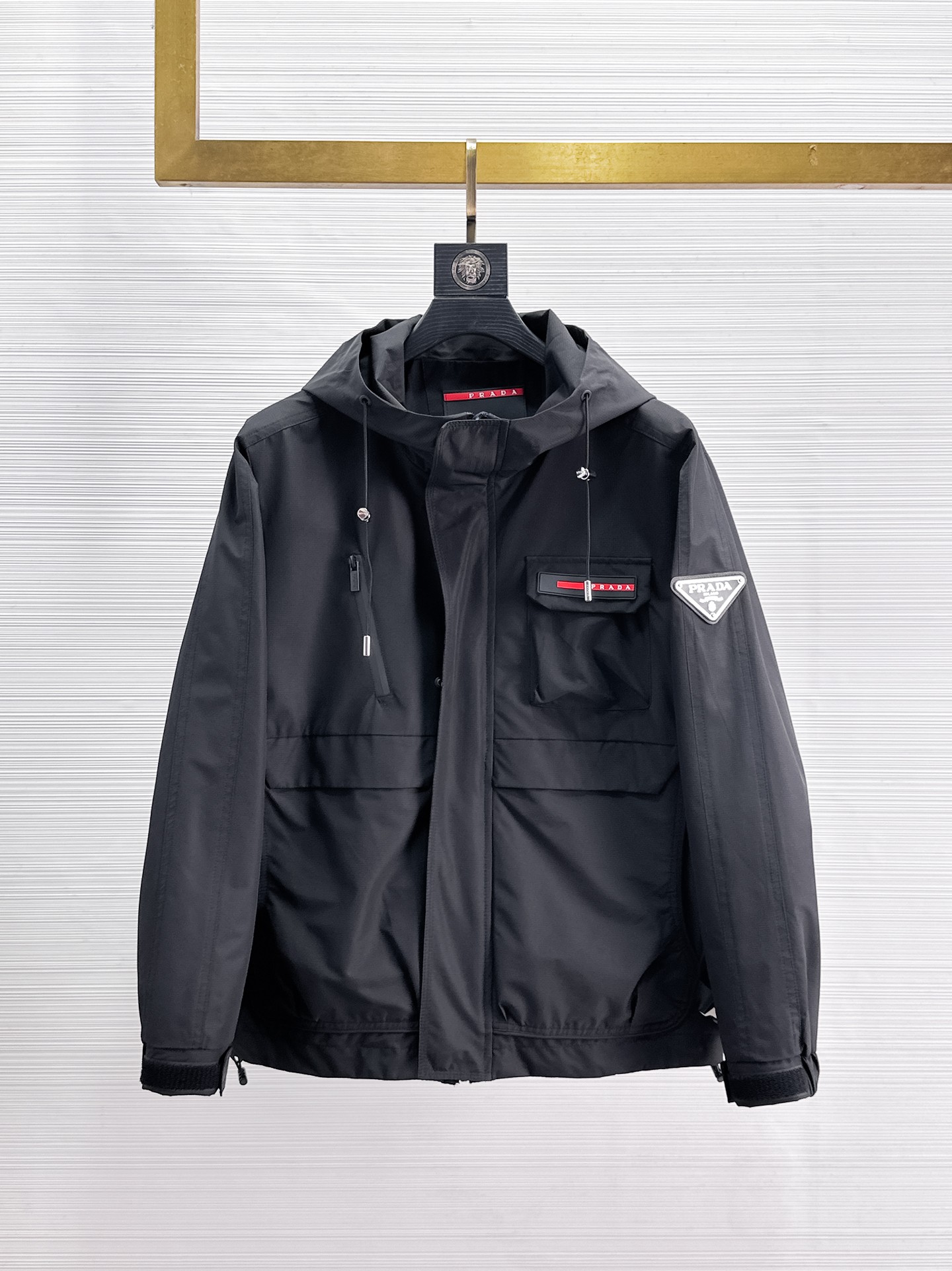 NO:869211,The same model on the Prada official website, complete with three labels, sold in advance. 2026ss new spring men's jacket, reversible original single with three labels, high-end version. Custom-made fabrics at the counter. High breathability and comfort, impeccable details, brand element design concept, reflecting high quality. Delicate and soft feel. Casual tailoring, excellent upper body shape. Size M~3XL, maximum wear 195 catties,, prada, jackets & coats, jackets & coats,19860909普拉达官网同款,三标齐全,提前发售 2026ss开春新款男士夹克外套,双面穿原单三标齐全高端版本 专柜定制面料 透气舒适度高,细节无可挑剔,品牌元素设计理念,体现高品质.手感细腻柔软 呈现休闲裁剪,上身版型超赞 码数M～3XL,最大穿195斤,,prada,jackets & coats,jackets & coats,,Men's clothing