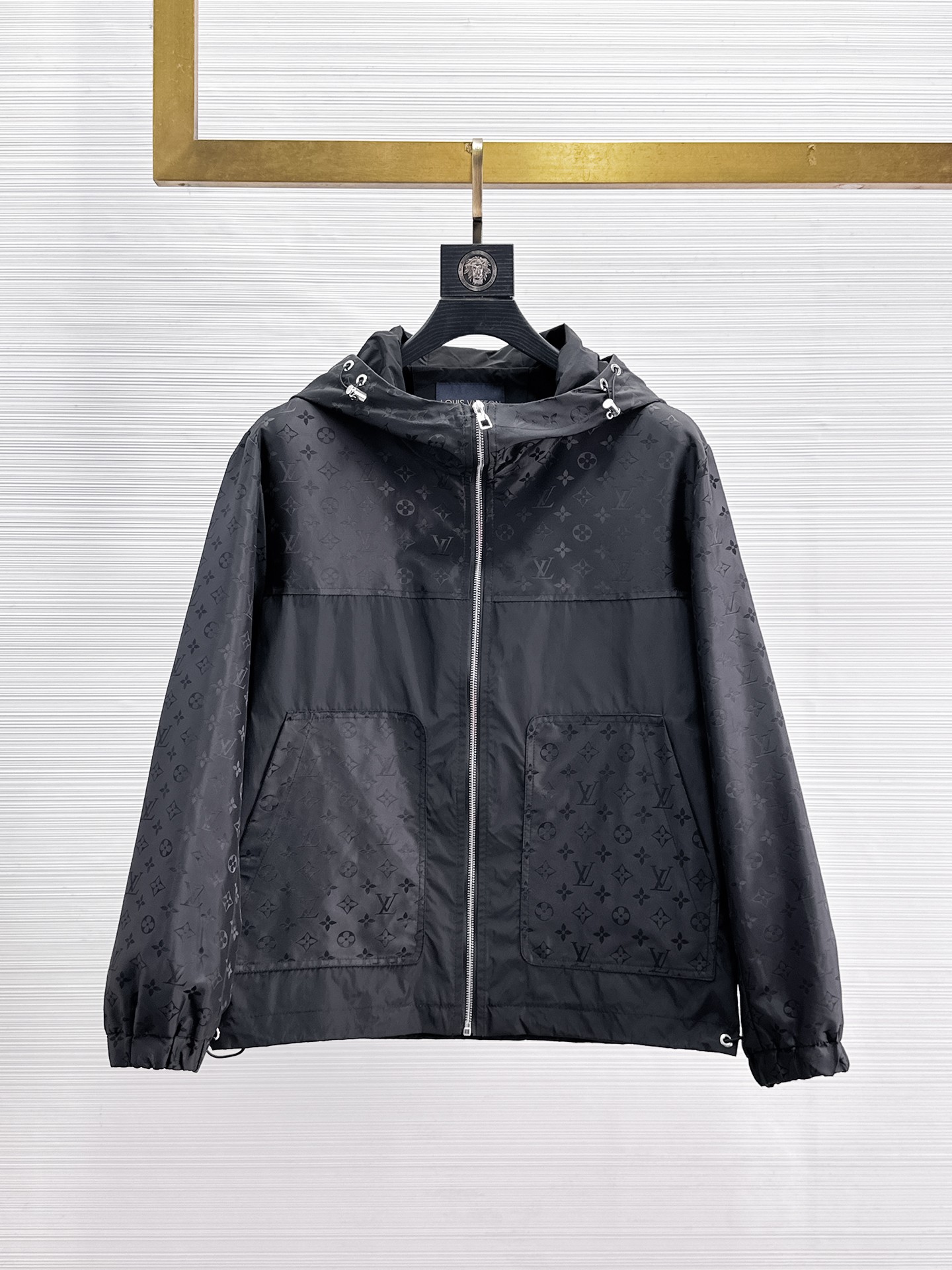NO:869215,Same style as LV official website, complete with three labels, sold in advance. 2026ss new spring men's jacket, double-sided original single with three labels, high-end version. Custom-made fabrics at the counter. Highly breathable and comfortable, impeccable details, brand element design concept, reflecting high quality. Delicate and soft feel. Casual tailoring, excellent upper body size. Size M～3XL, maximum wearing capacity is 195 pounds. Louis vuitton, jackets & coats,jackets & coats,19860909LV官网同款,三标齐全,提前发售 2026ss开春新款男士夹克外套,双面穿原单三标齐全高端版本 专柜定制面料 透气舒适度高,细节无可挑剔,品牌元素设计理念,体现高品质.手感细腻柔软 呈现休闲裁剪,上身版型超赞 码数M～3XL,最大穿195斤,,louis vuitton,jackets & coats,jackets & coats,,Men's clothing