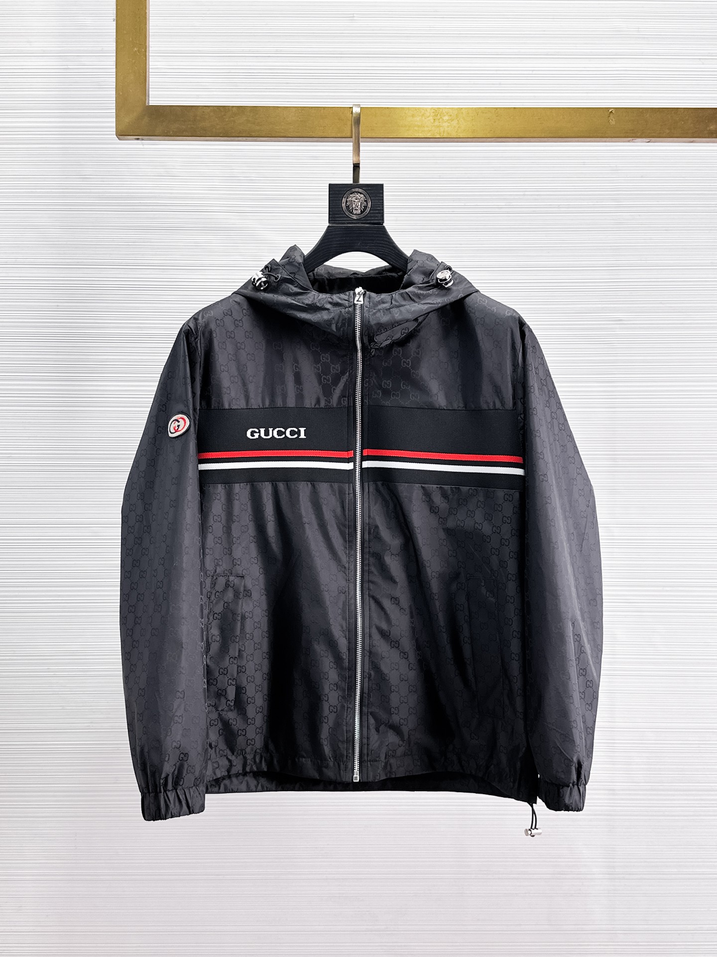 NO:869219,Same style as on the Gucci official website, complete with three labels, on sale in advance. 2026ss new spring men's jacket, reversible original single with three labels, high-end version. Custom-made fabrics at the counter. Highly breathable and comfortable, impeccable details, brand element design concept, reflecting high quality. Delicate and soft hand feel. Casual tailoring, excellent upper body shape. Size M~3XL, maximum wear 195 catties,,jackets & coats,jackets & coats,19860909古奇官网同款,三标齐全,提前发售 2026ss开春新款男士夹克外套,双面穿原单三标齐全高端版本 专柜定制面料 透气舒适度高,细节无可挑剔,品牌元素设计理念,体现高品质.手感细腻柔软 呈现休闲裁剪,上身版型超赞 码数M～3XL,最大穿195斤,,jackets & coats,jackets & coats,,Men's clothing