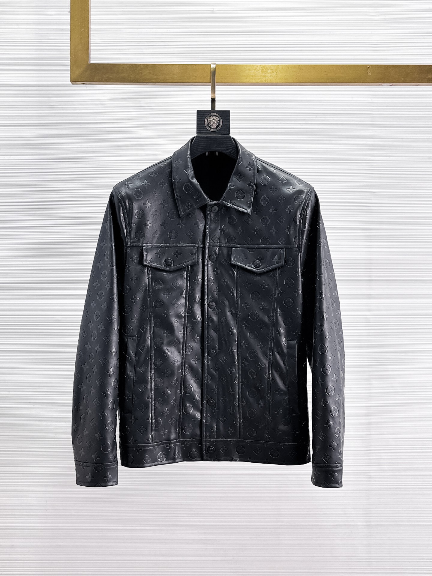 NO:869238,Same style as on LV official website, on sale in advance!  2026ss spring new men's leather jacket, original three-standard high-end version!  With hidden hood, custom-made fabrics at the counter, highly breathable and comfortable, impeccable details, brand element design concept, reflecting high quality. It feels delicate and soft!  It presents a casual cut and the upper body shape is awesome!  Size M～3XL, maximum wear is 195kg.,,louis vuitton,jackets & coats,jackets & coats,leather jacket,hats,19860909LV 官网同款,提前发售！2026ss开春新款男士皮衣夹克外套,原单三标齐全高端版本！带隐藏帽,专柜定制面料 透气舒适度高,细节无可挑剔,品牌元素设计理念,体现高品质.手感细腻柔软！呈现休闲裁剪,上身版型超赞！码数M～3XL,最大穿195斤.,,louis vuitton,jackets & coats,jackets & coats,leather jacket,hats,,Men's clothing