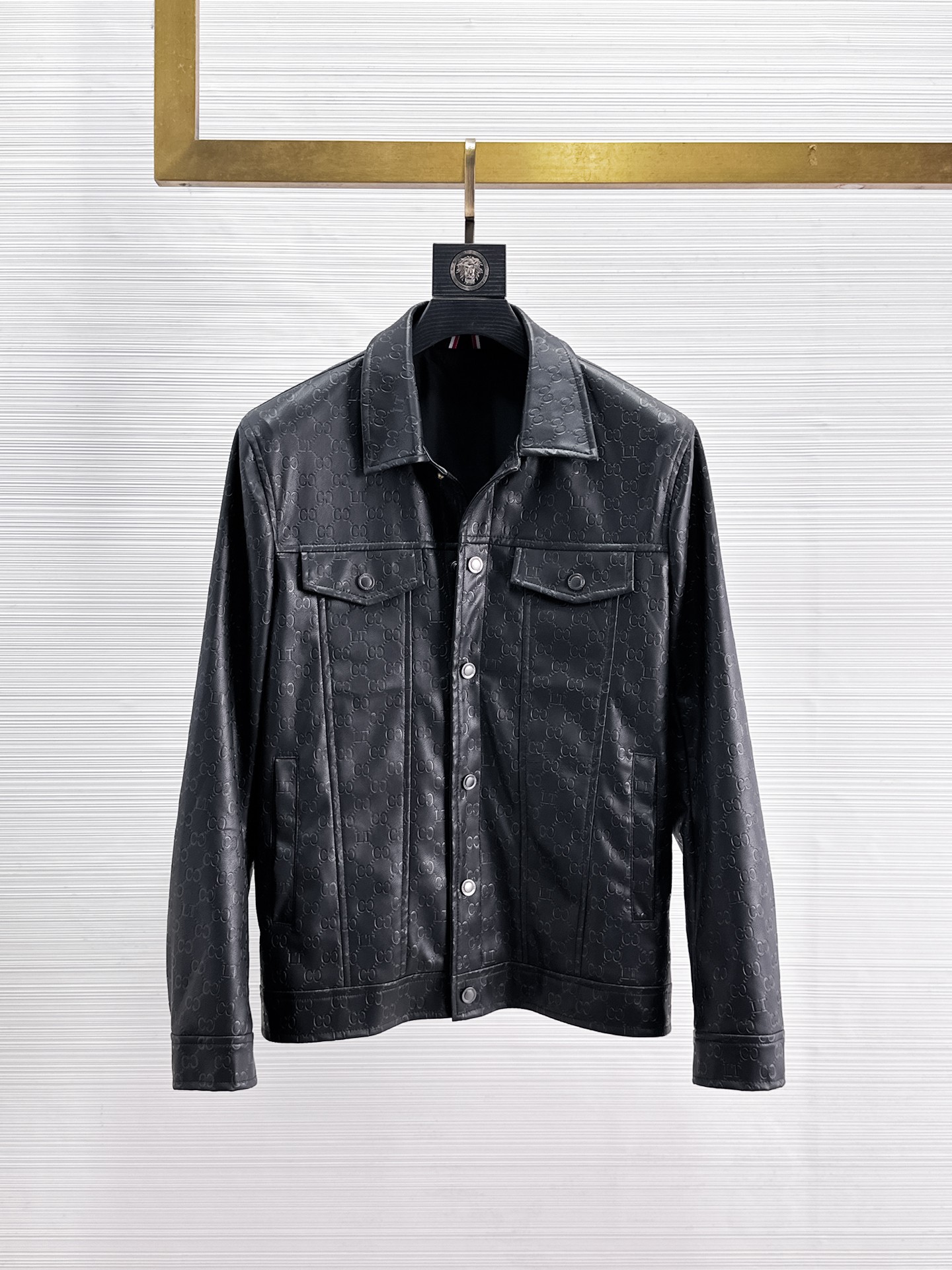 NO:869244,Same style as Gucci official website, on sale in advance!  2026ss spring new men's leather jacket, original three-standard high-end version!  With hidden hood, custom-made fabrics at the counter, highly breathable and comfortable, impeccable details, brand element design concept, reflecting high quality. It feels delicate and soft!  It presents a casual cut and the upper body shape is awesome!  Size M～3XL, maximum wearing capacity is 195 catties.,,jackets & coats,jackets & coats,leather jacket,hats,19860909古奇 官网同款,提前发售！2026ss开春新款男士皮衣夹克外套,原单三标齐全高端版本！带隐藏帽,专柜定制面料 透气舒适度高,细节无可挑剔,品牌元素设计理念,体现高品质.手感细腻柔软！呈现休闲裁剪,上身版型超赞！码数M～3XL,最大穿195斤.,,jackets & coats,jackets & coats,leather jacket,hats,,Men's clothing