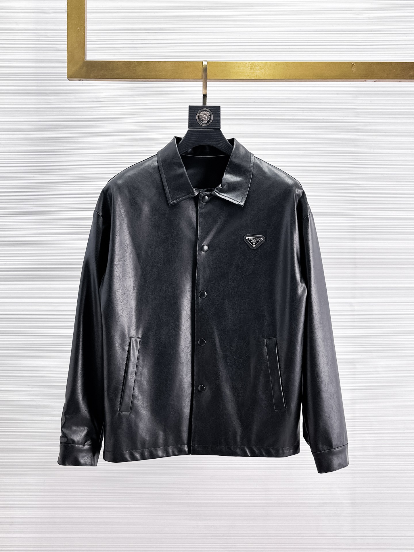 NO:869249,Same style as Prada official website, on sale in advance!  2026ss spring new men's leather jacket, original three-standard high-end version!  With hidden hood, custom-made fabrics at the counter, highly breathable and comfortable, impeccable details, brand element design concept, reflecting high quality. It feels delicate and soft!  It presents a casual cut and the upper body shape is awesome!  Size M～3XL, maximum wear is 195 catties.,,prada,jackets & coats,jackets & coats,leather jacket,hats,19860909普拉达 官网同款,提前发售！2026ss开春新款男士皮衣夹克外套,原单三标齐全高端版本！带隐藏帽,专柜定制面料 透气舒适度高,细节无可挑剔,品牌元素设计理念,体现高品质.手感细腻柔软！呈现休闲裁剪,上身版型超赞！码数M～3XL,最大穿195斤.,,prada,jackets & coats,jackets & coats,leather jacket,hats,,Men's clothing